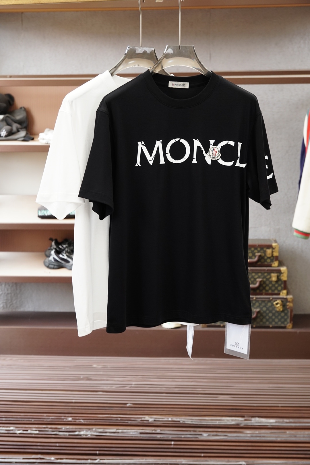 NO:746358,'2026' SS new products are now on the market. Mouth-quality craftsmanship design and tailoring (26 short sleeves). Selected and customized top-grade combed cotton. Soft and smooth to the touch. Good drape. Strong anti-wrinkle ability. Moisture-absorbent and breathable. A must-have seasonal item that is comfortable for daily wear. It uses a combination of multiple processes. Three-dimensional printing makes the pattern outline clear and layered, giving it a more luxurious feel. The micro-expanded tailoring design has good slimming and tolerance for different body shapes.  SizeS--3XL（Louis.）,,louis vuitton,Moncler,T-shirt,19860909「2026」SS新品火爆上市 蒙口质量工艺设计剪裁（26短袖） 甄选定制顶级精梳棉 手感柔软顺滑 垂感度佳 抗皱能力强 吸湿透气 日常穿着舒适必备季度单品 采用多种工艺相结合 立体印花让图案轮廓清晰有层次 更具奢华感 微扩版型的剪裁设计 对不同身形具有良好的修身包容性 SizeS--3XL（Louis.）,,louis vuitton,Moncler,T-shirt,,Men's clothing