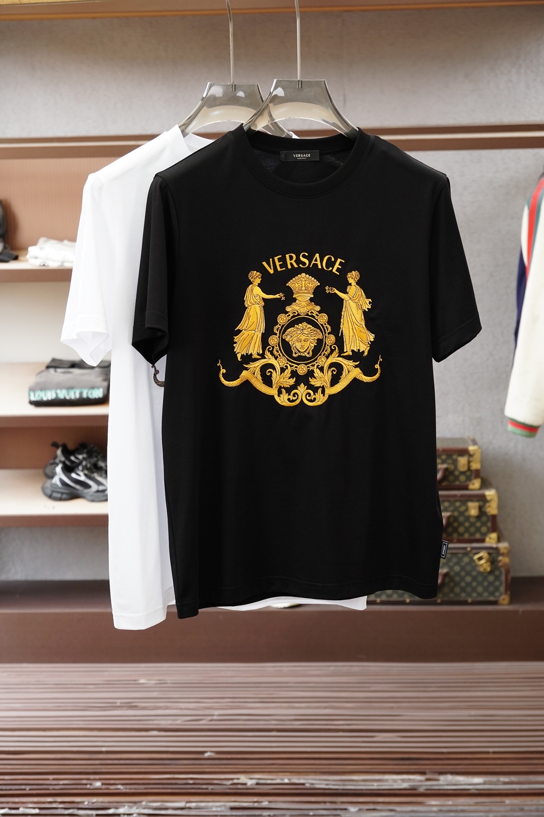 NO:746393,Versace; 2026 spring and summer new high-density embroidered logo. Customized 100-count double-strand mercerized long-staple cotton, same style for men and women!  Highly recommended!  Color Black White Size M-3XL, versace,19860909范思哲；2026春夏新品高密度刺绣Logo.定制100支双股丝光长绒棉,男女同款！爆品推荐！ 颜色黑色 白色 尺码M-3XL,,versace,,Men's clothing