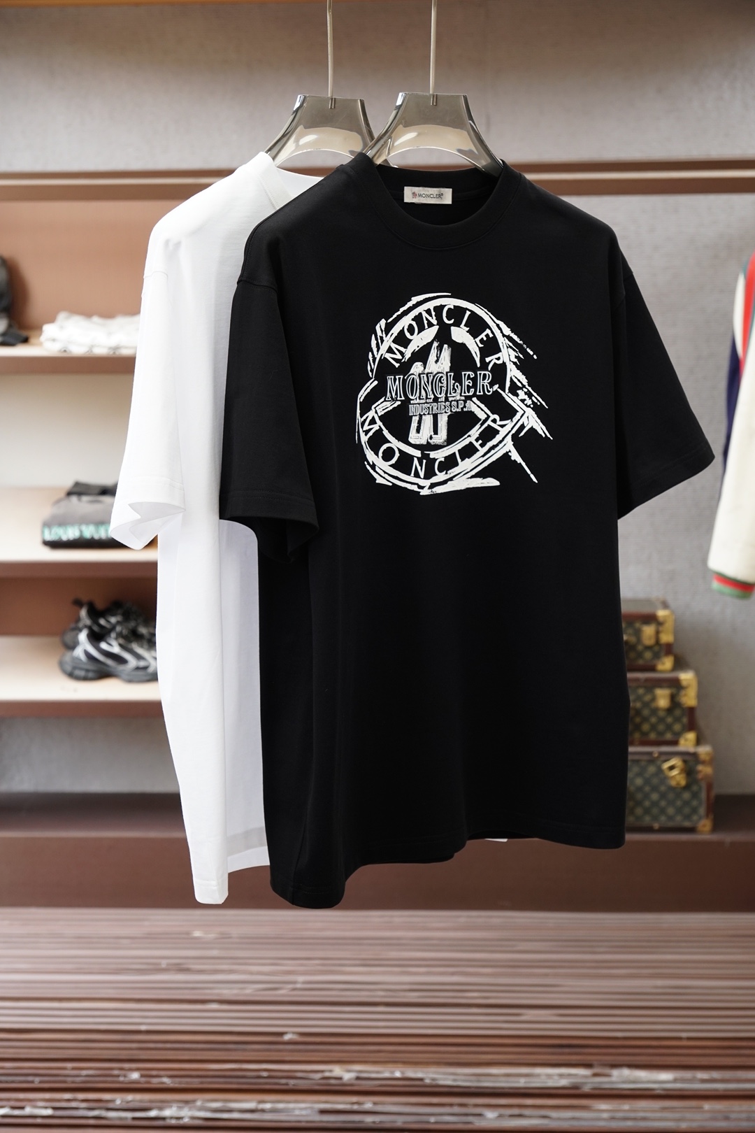 NO:746346,'2026' SS new products are now on the market. Quality craftsmanship design and tailoring 16819XC10001 (26 short sleeves). Selected and customized top-grade combed cotton. Soft and skin-friendly with crisp texture. Breathable and sweat-absorbent. Comfortable and essential item for daily wear. Multi-color three-dimensional brand badge pattern with clear and neat outlines. High-level visual hierarchy. The collar is reinforced and stretched repeatedly without deformation. The tailoring design with loose shoulders is suitable for a variety of people and does not block the figure. The upper body is casual, simple and fashionable.  SizeS--3XL（Mon.）,,T-shirt,19860909「2026」SS新品火爆上市 质量工艺设计剪裁 16819XC10001（26短袖） 甄选定制顶级精梳棉 兼具柔软亲肤与挺括版型质感 透气吸汗 日常穿着舒适必备单品 多色立体品牌徽章图案轮廓清晰利落 具有高级视觉层次 领边加固反复拉伸不变形 宽松落肩的剪裁设计 适配多种人群不卡身材 上身随性简约时尚 SizeS--3XL（Mon.）,,T-shirt,,Men's clothing