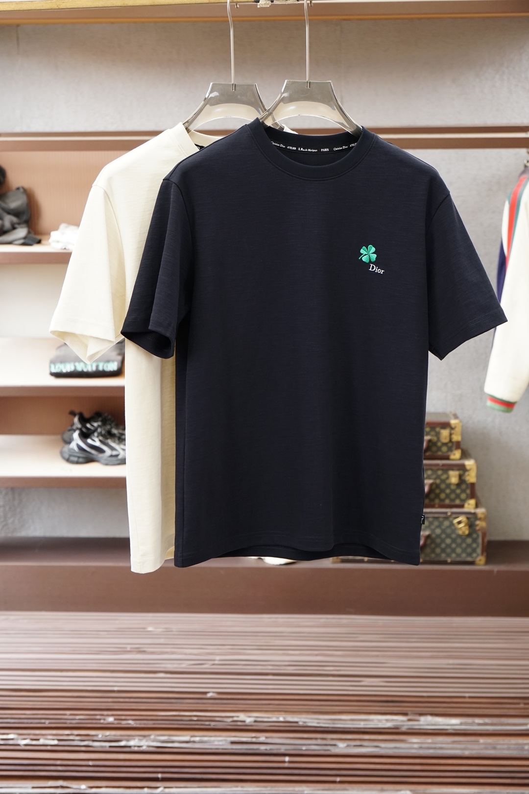 NO:746378,Dior's '2026' SS new products are now on the market. Quality craftsmanship design and tailoring 16817PC805810001 (26 short sleeves). Selected and customized top-grade combed cotton. Soft and skin-friendly with a stiff texture. Breathable and sweat-absorbent. Comfortable and essential for daily wear. Top-grade embroidered logo with high-level visual layer. Reinforced collar edge without deformation due to repeated stretching. Loose shoulder-dropping tailoring design. Three-dimensional cutting based on ergonomics.  Suitable for a variety of people without blocking the body shape. The upper body is casual, simple and fashionable. SizeS--3XL (Prad.), dior, prada, T-shirt,19860909迪奥「2026」SS新品火爆上市 质量工艺设计剪裁 16817PC805810001（26短袖） 甄选定制顶级精梳棉 兼具柔软亲肤与挺括版型质感 透气吸汗 日常穿着舒适必备单品 顶级刺绣标识具有高级视觉层次 领边加固反复拉伸不变形 宽松落肩的剪裁设计 以人体工学为基础 进行立体裁剪 适配多种人群不卡身材 上身随性简约时尚 SizeS--3XL（Prad.）,,dior,prada,T-shirt,,Men's clothing