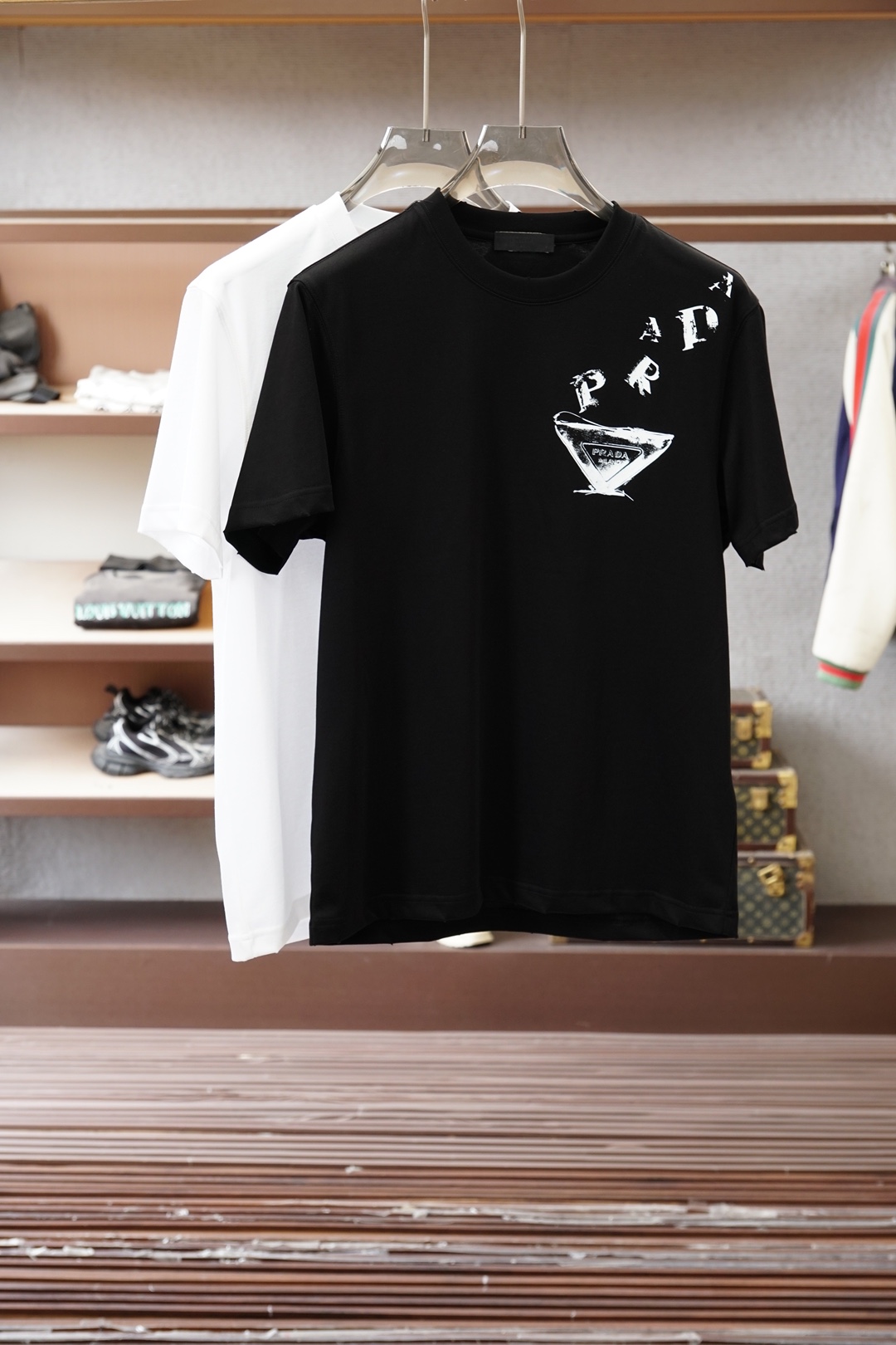 NO:746352,'2026' SS new products are on the market. Prada quality craftsmanship design and tailoring 16820MCD729060001 (26 short sleeves). Selected and customized top-grade combed cotton. Soft and smooth to the touch. Good drape. Strong anti-wrinkle ability. Moisture-absorbent and breathable. A must-have seasonal item that is comfortable and comfortable for daily wear. Uses a combination of multiple techniques. Three-dimensional printing makes the pattern outline clear and layered, giving it a more luxurious feel. Slightly expanded tailoring design  It has good self-cultivation tolerance for different body shapes. SizeS--3XL (Louis.),, louis vuitton, prada, T-shirt,19860909「2026」SS新品火爆上市 普拉达质量工艺设计剪裁 16820MCD729060001（26短袖） 甄选定制顶级精梳棉 手感柔软顺滑 垂感度佳 抗皱能力强 吸湿透气 日常穿着舒适必备季度单品 采用多种工艺相结合 立体印花让图案轮廓清晰有层次 更具奢华感 微扩版型的剪裁设计 对不同身形具有良好的修身包容性 SizeS--3XL（Louis.）,,louis vuitton,prada,T-shirt,,Men's clothing