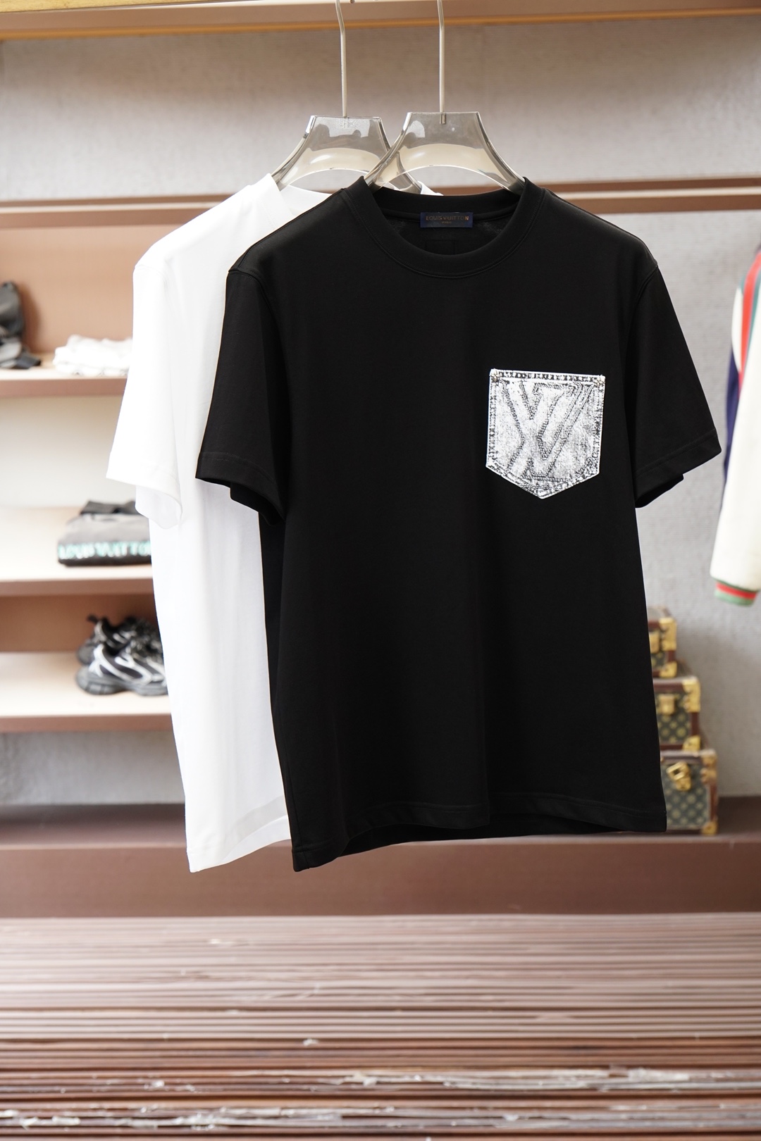 NO:746361,'2026' SS new products are now on the market. Designed and tailored with LV quality craftsmanship (26 short sleeves). Selected and customized top-grade combed cotton. Soft and smooth to the touch. Good drape. Strong anti-wrinkle ability. Moisture-absorbing and breathable. Comfortable for daily wear. A must-have seasonal item. Combined with a variety of techniques. Three-dimensional embroidery threads make the pattern outline clear and layered, giving it a more luxurious feel. Micro-expanded tailoring design has good slimming and tolerance for different body shapes.  SizeS--3XL（Louis.）,,louis vuitton,louis vuitton,T-shirt,19860909「2026」SS新品火爆上市 LV质量工艺设计剪裁（26短袖） 甄选定制顶级精梳棉 手感柔软顺滑 垂感度佳 抗皱能力强 吸湿透气 日常穿着舒适必备季度单品 采用多种工艺相结合 立体绣线让图案轮廓清晰有层次 更具奢华感 微扩版型的剪裁设计 对不同身形具有良好的修身包容性 SizeS--3XL（Louis.）,,louis vuitton,louis vuitton,T-shirt,,Men's clothing