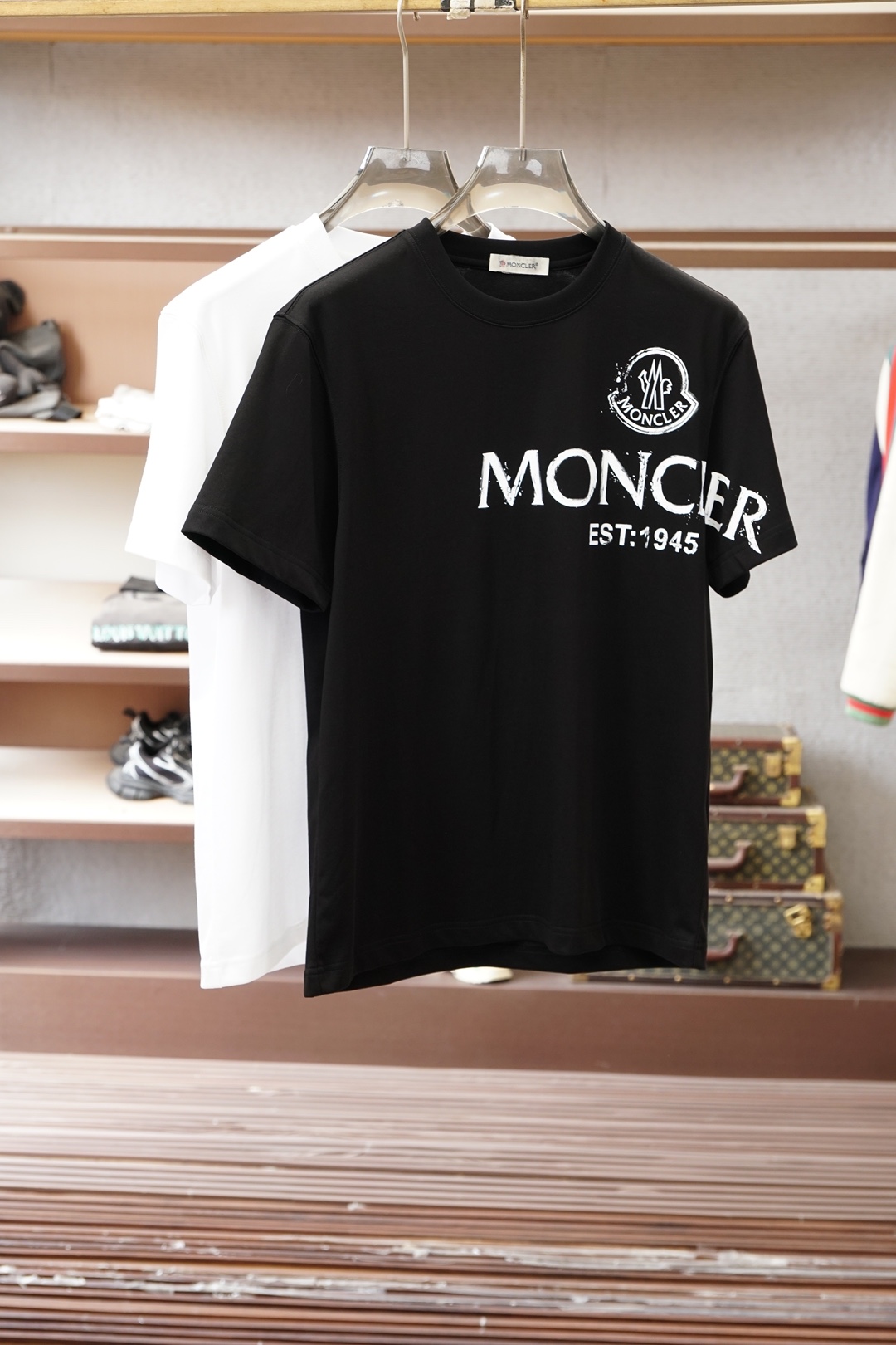 NO:746364,'2026' SS new products are now on the market. Mouth-quality craftsmanship design and tailoring (26 short sleeves). Selected and customized top-grade combed cotton. Soft and smooth to the touch. Good drape. Strong anti-wrinkle ability. Moisture-absorbing and breathable. A must-have seasonal item that is comfortable for daily wear. It uses a combination of multiple techniques. Three-dimensional embroidery threads make the pattern outline clear and layered, giving it a more luxurious feel. The micro-expanded tailoring design has good fit and tolerance for different body shapes.  SizeS--3XL（Louis.）,,louis vuitton,Moncler,T-shirt,19860909「2026」SS新品火爆上市 蒙口质量工艺设计剪裁（26短袖） 甄选定制顶级精梳棉 手感柔软顺滑 垂感度佳 抗皱能力强 吸湿透气 日常穿着舒适必备季度单品 采用多种工艺相结合 立体绣线让图案轮廓清晰有层次 更具奢华感 微扩版型的剪裁设计 对不同身形具有良好的修身包容性 SizeS--3XL（Louis.）,,louis vuitton,Moncler,T-shirt,,Men's clothing