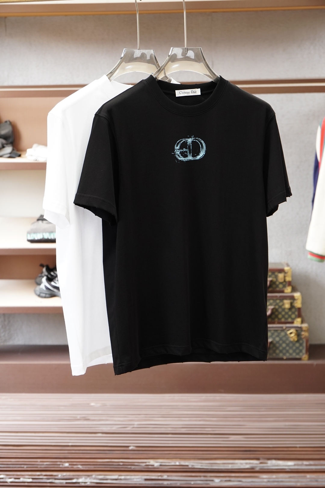 NO:746355,'2026' SS new products are now on the market. Dior quality craftsmanship design and tailoring 16820MCD729060001 (26 short sleeves). Selected and customized top-grade combed cotton. Soft and smooth to the touch. Good drape. Strong anti-wrinkle ability. Moisture-absorbent and breathable. A must-have seasonal item that is comfortable and comfortable for daily wear. Uses a combination of multiple techniques. Three-dimensional embroidery threads make the pattern outline clear and layered, giving it a more luxurious feel. Slightly expanded tailoring design  It has good self-cultivation and tolerance for different body shapes. SizeS--3XL (Louis.), dior, louis vuitton, T-shirt,19860909「2026」SS新品火爆上市 迪奥质量工艺设计剪裁 16820MCD729060001（26短袖） 甄选定制顶级精梳棉 手感柔软顺滑 垂感度佳 抗皱能力强 吸湿透气 日常穿着舒适必备季度单品 采用多种工艺相结合 立体绣线让图案轮廓清晰有层次 更具奢华感 微扩版型的剪裁设计 对不同身形具有良好的修身包容性 SizeS--3XL（Louis.）,,dior,louis vuitton,T-shirt,,Men's clothing