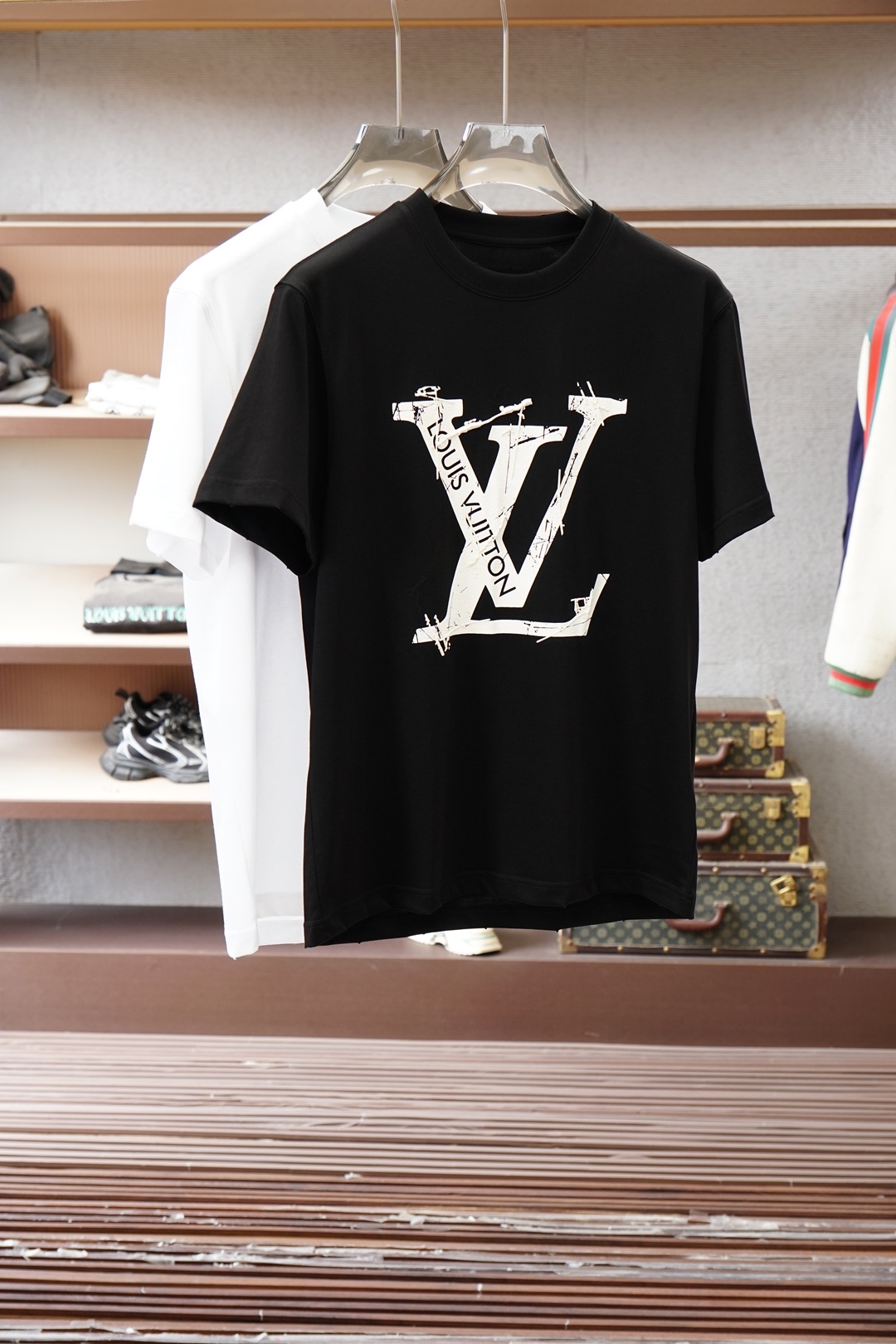 NO:746349,2025FW new products are now on the market. High-quality and trendy weather vane. Selected and customized high-end Modal fabrics. Soft and delicate to the touch. The loose edge design at the bottom is not constricting. Strong inclusiveness. The three-dimensional direct injection fashion is simple and luxurious. Fine stitching. The overall line of the garment is smooth and not skewed. High elasticity and high comfort. Special tailoring and comprehensive ergonomics. It is OK to wear inside or outside. It is different from market currency. It is not comparable. Simple, fashionable and modern trend. Super cost-effective.  The quality control and texture details are comparable to those of super first-line brand factories. Recommended for high quality (L series) Size S--3XL, Louis Vuitton,198609092025FW新品火爆上市啦 高品质量潮流风向标 精选定制高端莫代尔面料 触感柔软细腻亲肤 底部散边设计不勒身 包容性强 对版立体直喷时尚简单轻奢 精细针法走位 成衣整体线条流畅不歪斜 弹性大舒适度高 版型特调剪裁综合人体工学 内搭外穿都OK 区别市场通货 不俱比较 简约时尚现代潮流 超高性价比 品控质感细节类比超一线品牌工厂 爆肝推荐（L家系列） 码数S--3XL,,louis vuitton,,Men's clothing