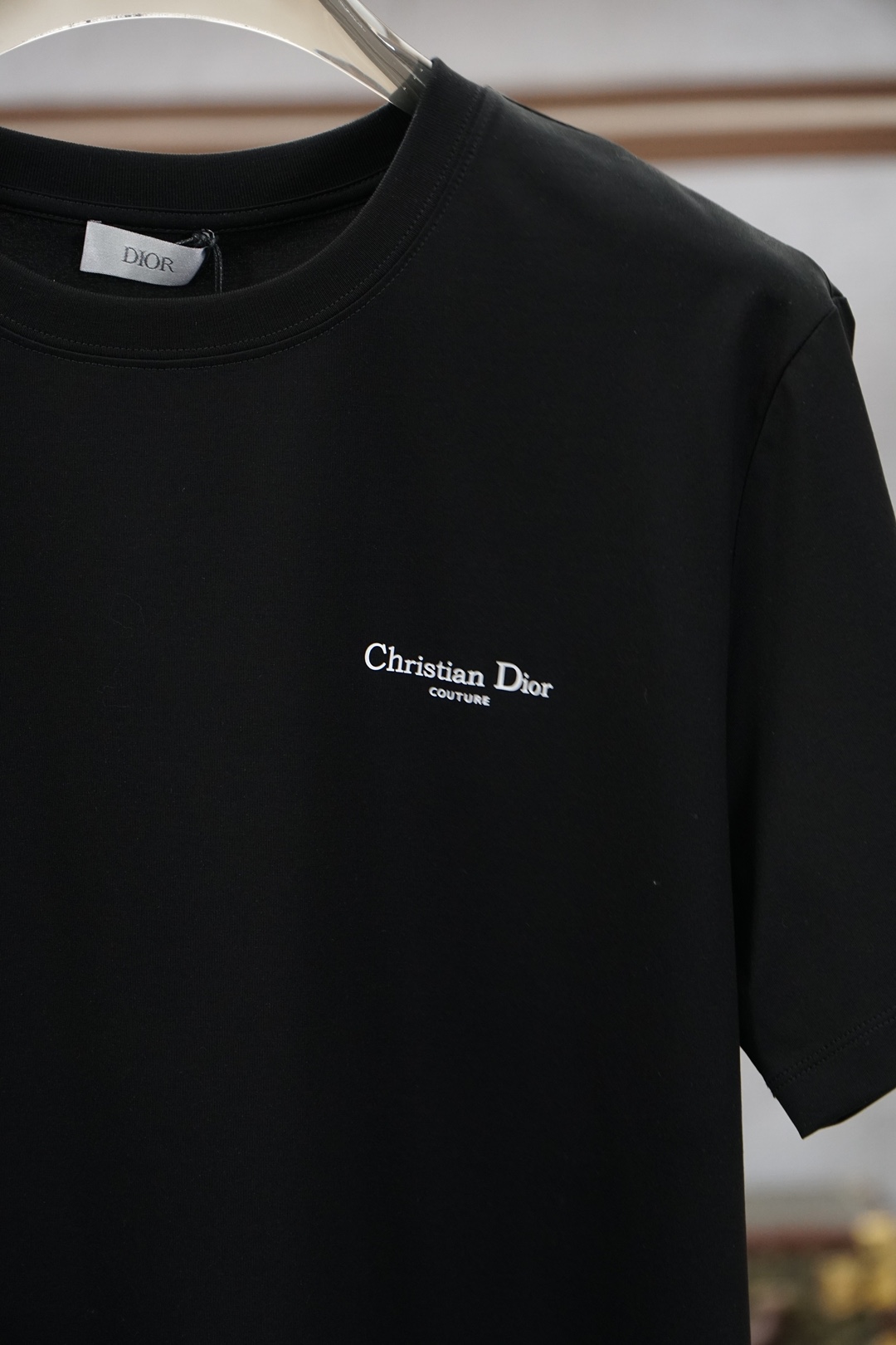 Dior迪奥-SS26春夏新品字母印花标识短袖T恤，正面胸前饰以 Dior迪奥印花设计。采用高支数高密度