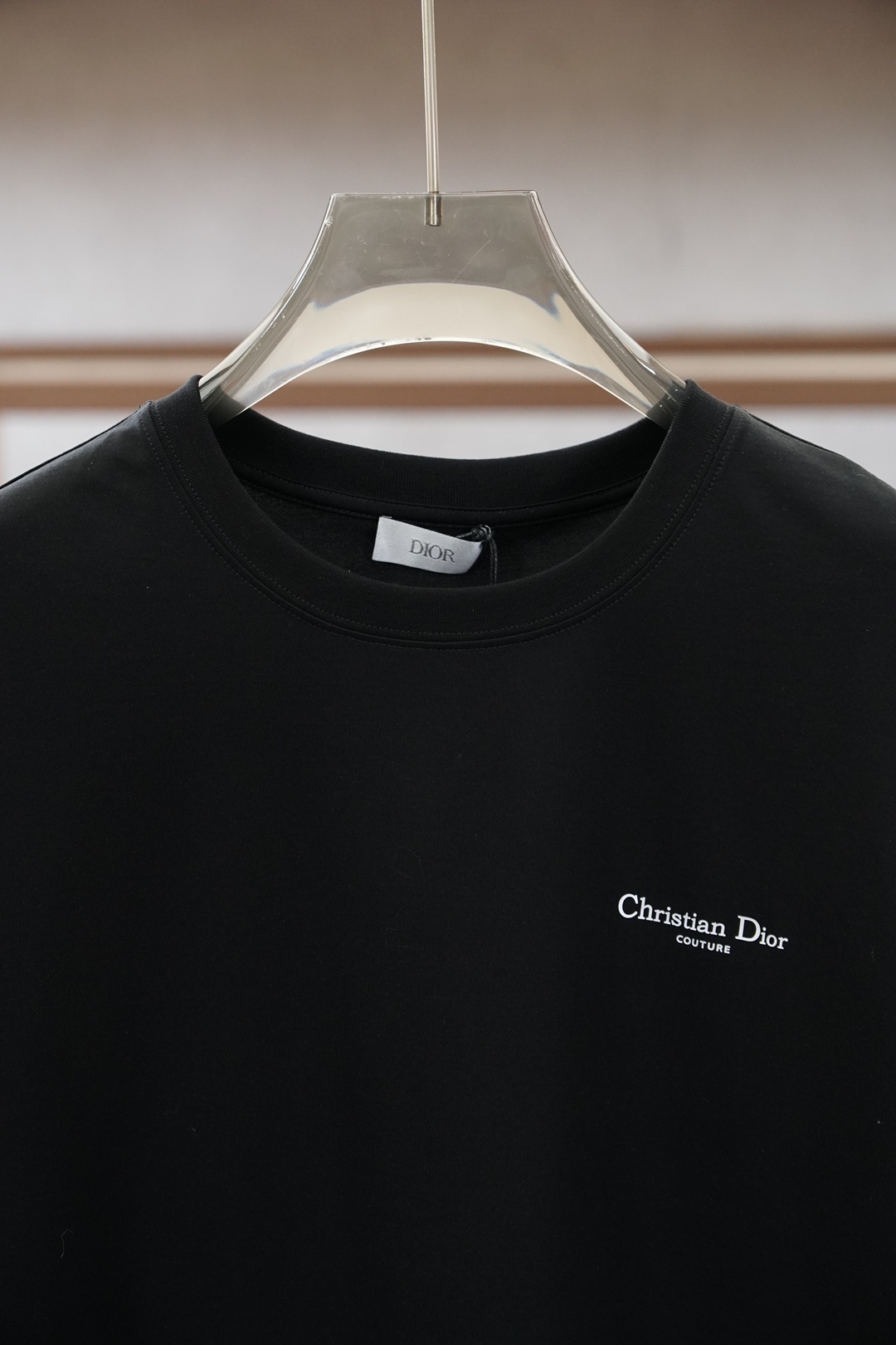 Dior迪奥-SS26春夏新品字母印花标识短袖T恤，正面胸前饰以 Dior迪奥印花设计。采用高支数高密度