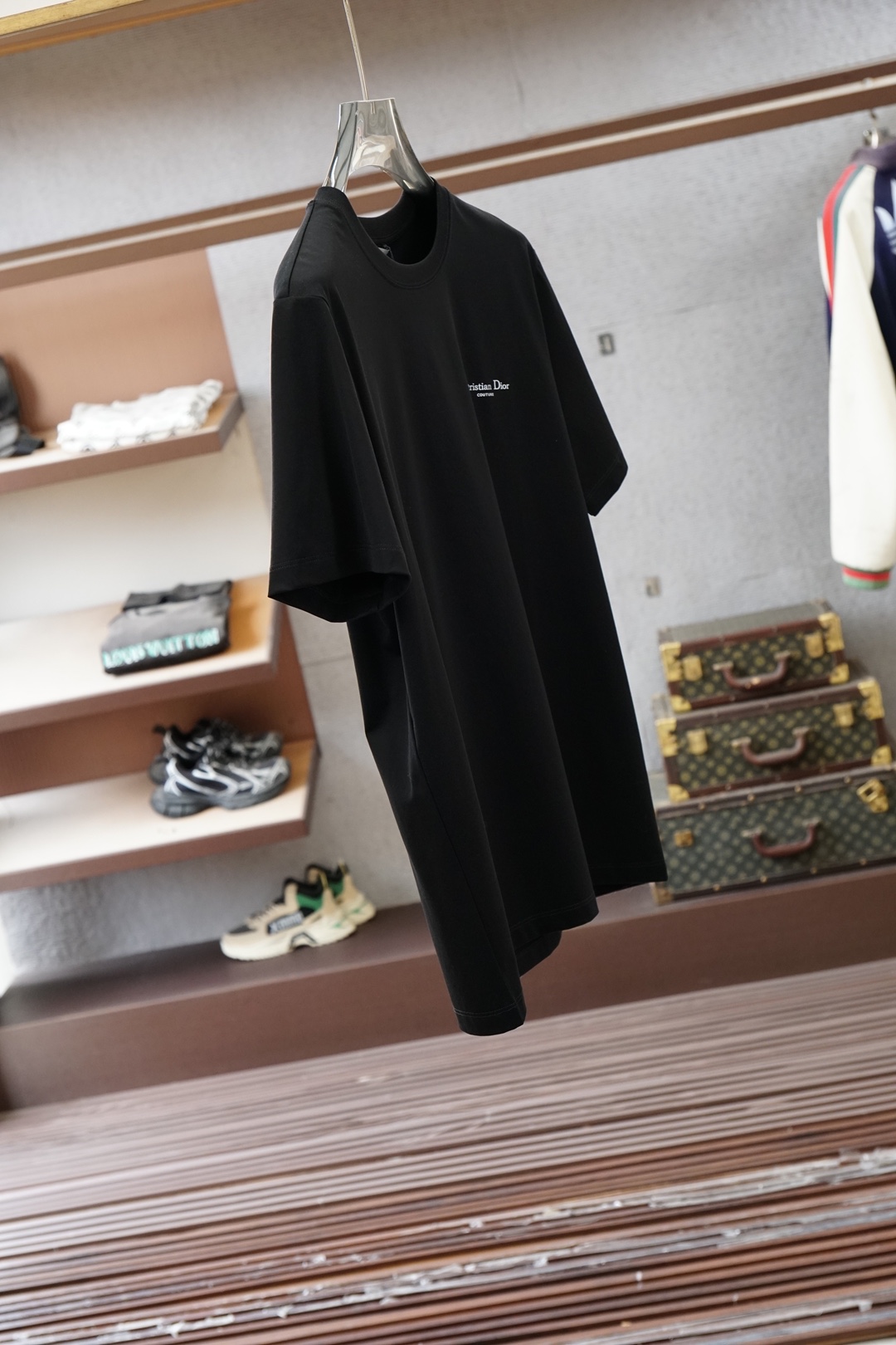 Dior迪奥-SS26春夏新品字母印花标识短袖T恤，正面胸前饰以 Dior迪奥印花设计。采用高支数高密度