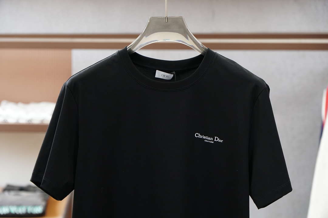 Dior迪奥-SS26春夏新品字母印花标识短袖T恤，正面胸前饰以 Dior迪奥印花设计。采用高支数高密度