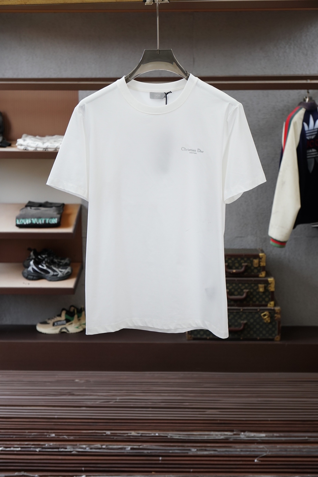 Dior迪奥-SS26春夏新品字母印花标识短袖T恤，正面胸前饰以 Dior迪奥印花设计。采用高支数高密度