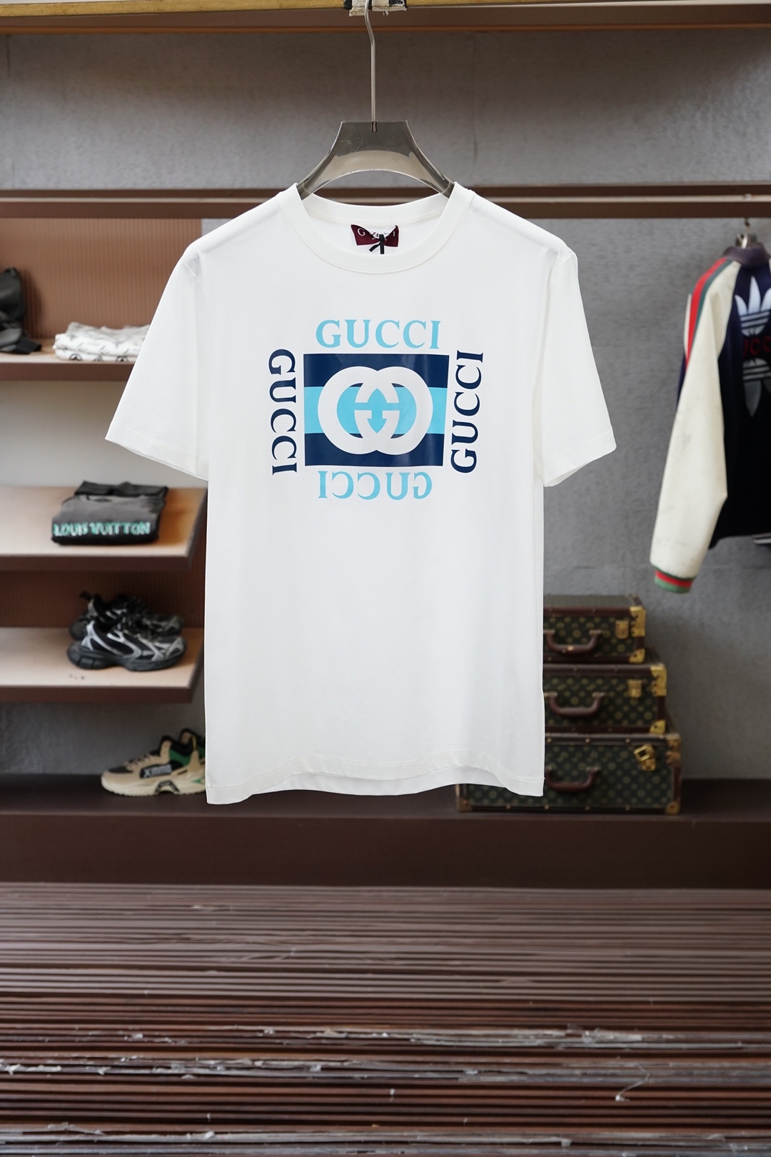Gucci古奇-SS26春夏新品互扣式双G条纹印花标识短袖T恤，正面缀饰典藏互扣式双G条纹印花，尽释别样