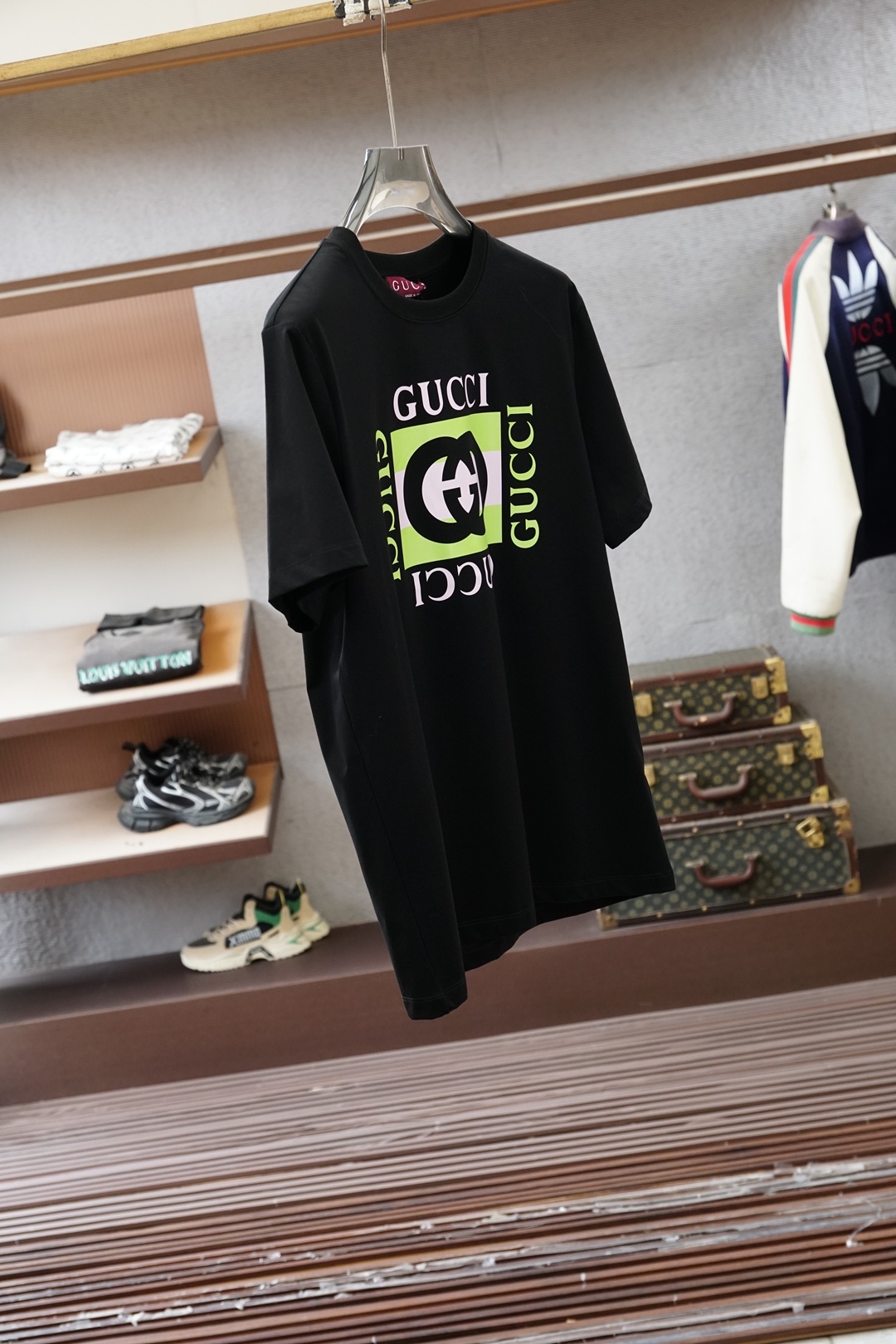 Gucci古奇-SS26春夏新品互扣式双G条纹印花标识短袖T恤，正面缀饰典藏互扣式双G条纹印花，尽释别样