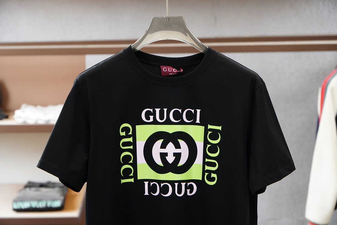 Gucci古奇-SS26春夏新品互扣式双G条纹印花标识短袖T恤，正面缀饰典藏互扣式双G条纹印花，尽释别样