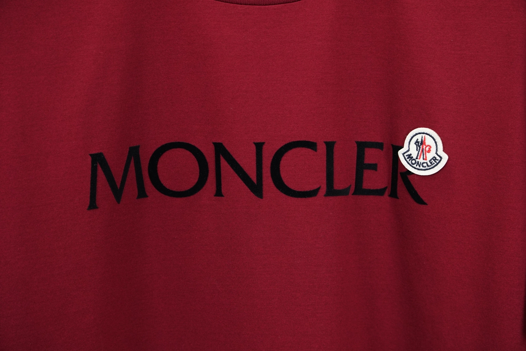 Moncler.SS26春夏新品手写印花标识短袖T恤，正面胸前品牌字样，简约又有辨识度，袖口经典刺绣徽章