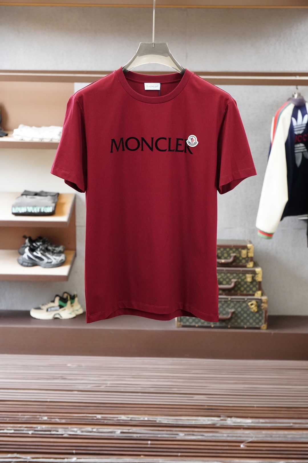 Moncler.SS26春夏新品手写印花标识短袖T恤，正面胸前品牌字样，简约又有辨识度，袖口经典刺绣徽章
