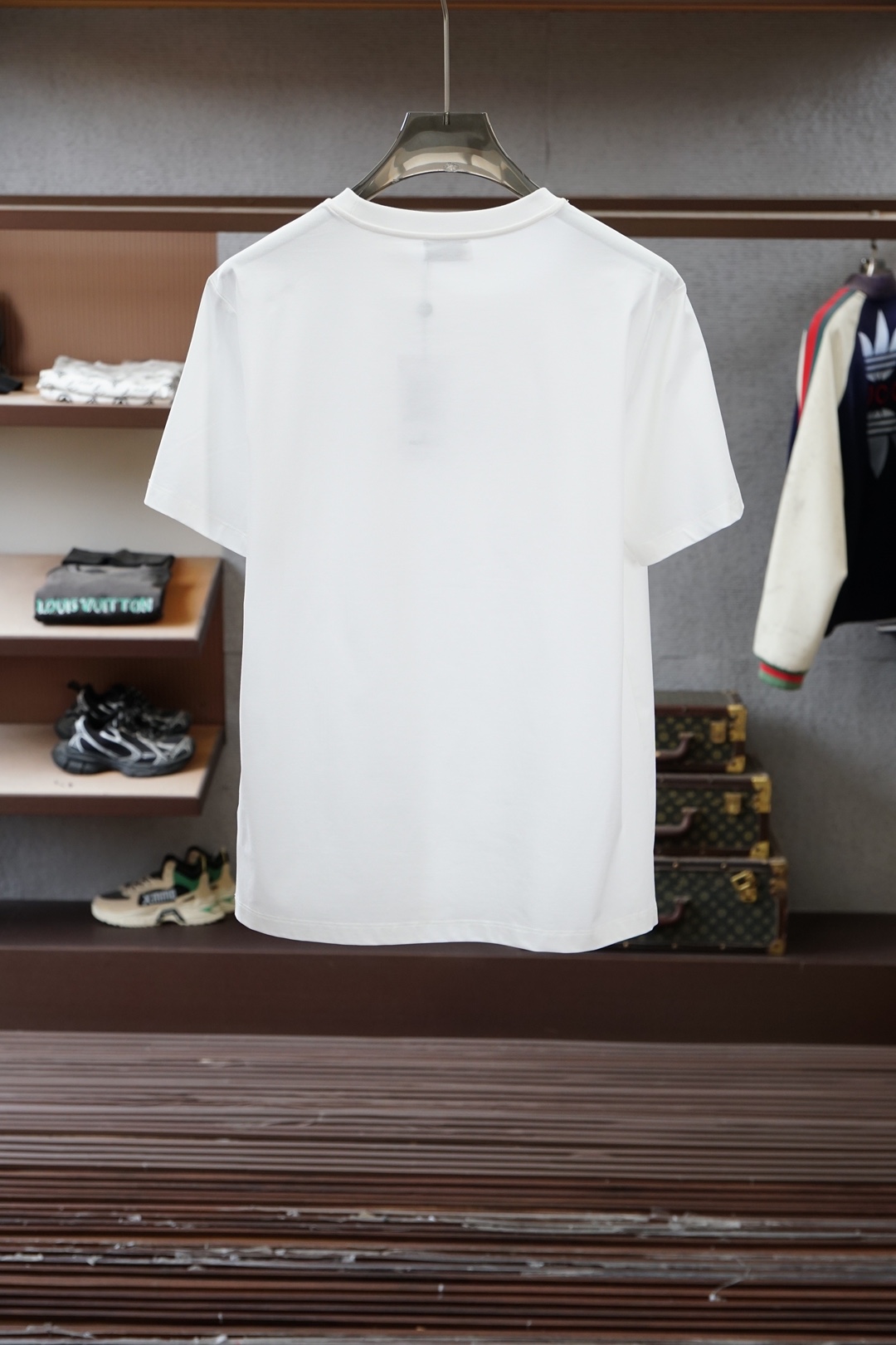 Moncler.SS26春夏新品手写印花标识短袖T恤，正面胸前品牌字样，简约又有辨识度，袖口经典刺绣徽章