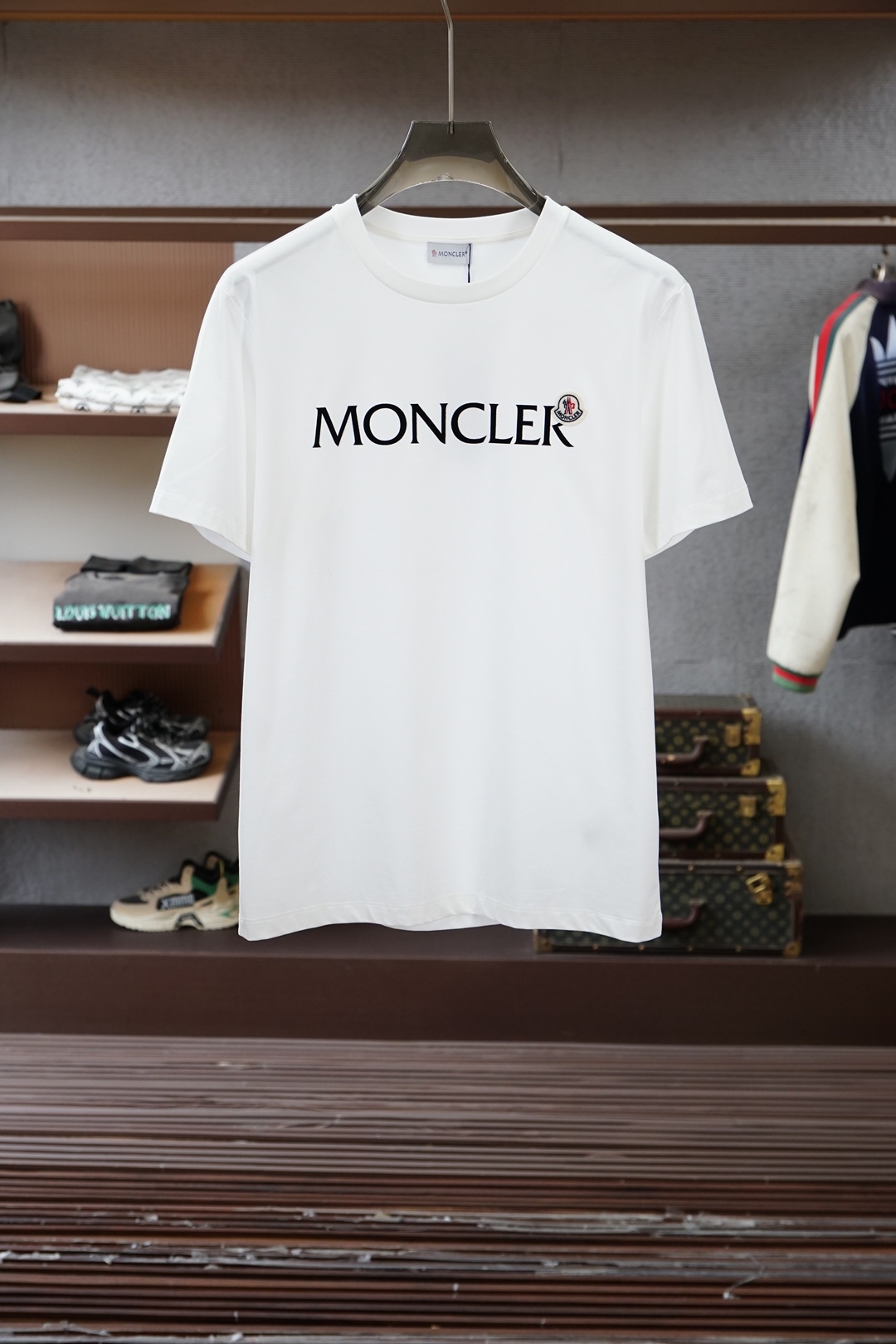 Moncler.SS26春夏新品手写印花标识短袖T恤，正面胸前品牌字样，简约又有辨识度，袖口经典刺绣徽章
