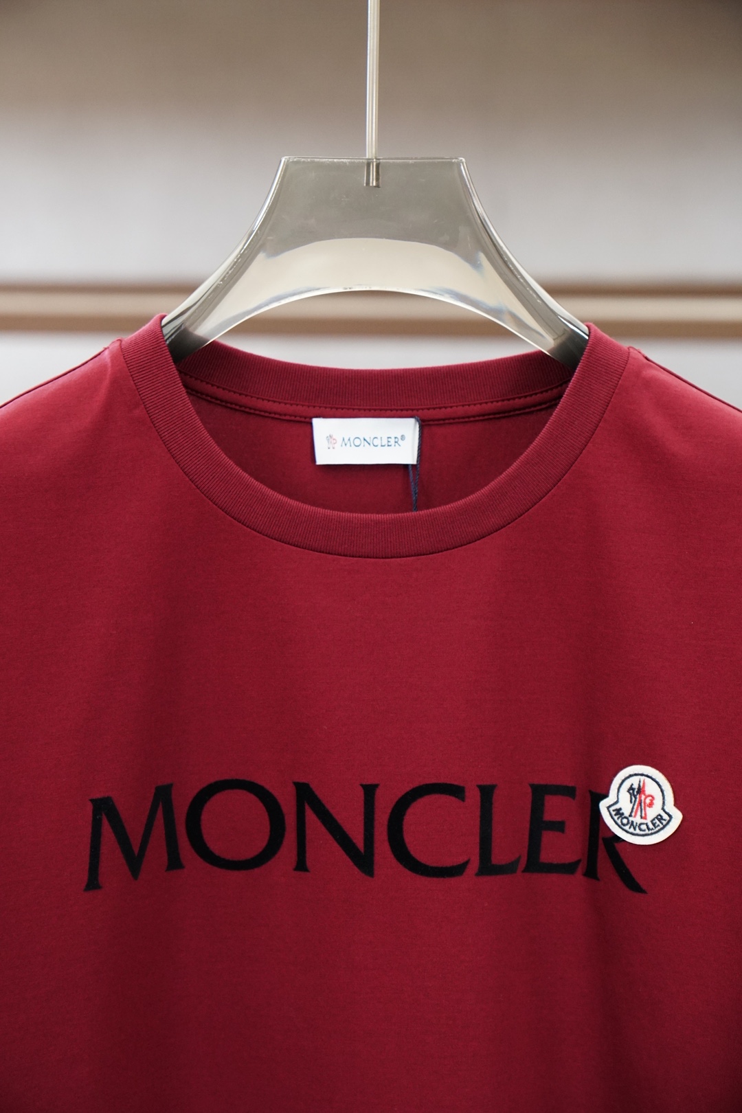 Moncler.SS26春夏新品手写印花标识短袖T恤，正面胸前品牌字样，简约又有辨识度，袖口经典刺绣徽章