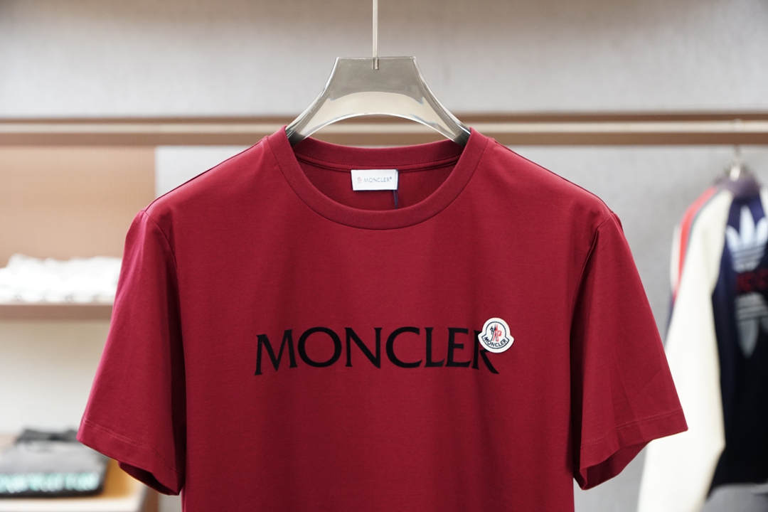 Moncler.SS26春夏新品手写印花标识短袖T恤，正面胸前品牌字样，简约又有辨识度，袖口经典刺绣徽章