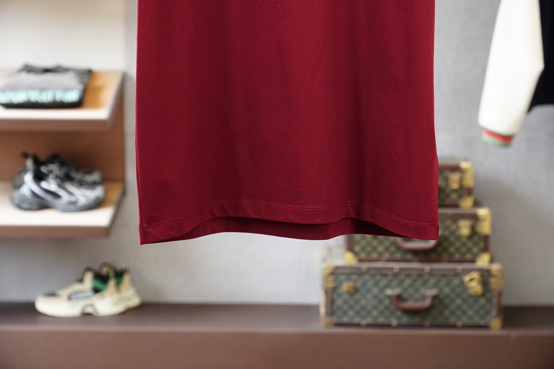 Moncler.SS26春夏新品手写印花标识短袖T恤，正面胸前品牌字样，简约又有辨识度，袖口经典刺绣徽章