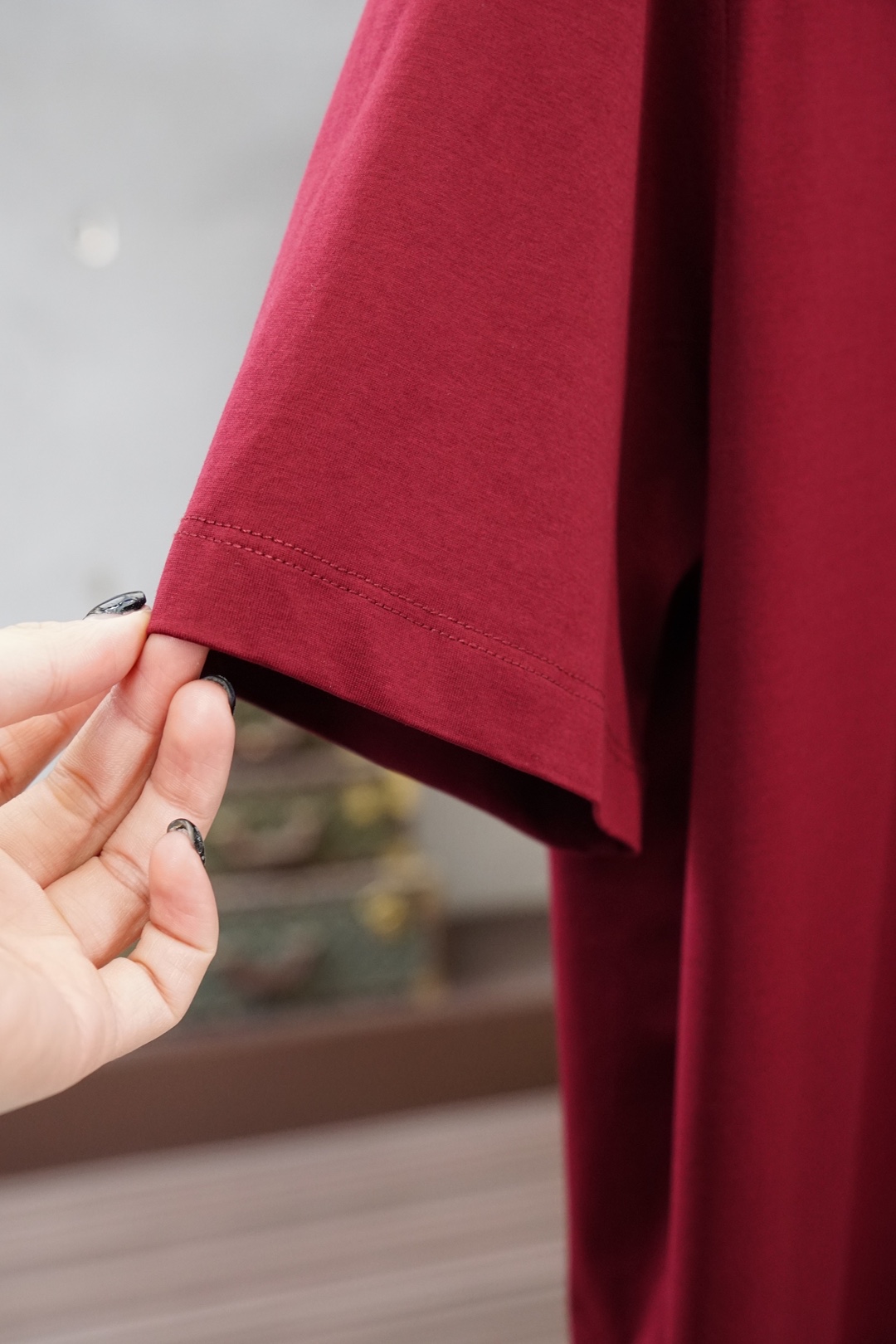 Moncler.SS26春夏新品手写印花标识短袖T恤，正面胸前品牌字样，简约又有辨识度，袖口经典刺绣徽章