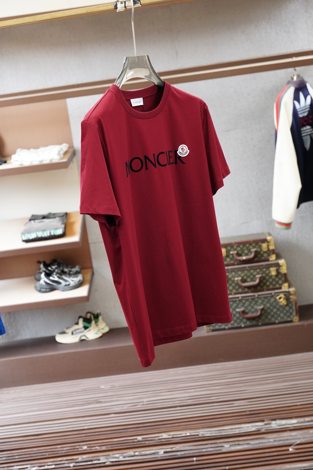 Moncler.SS26春夏新品手写印花标识短袖T恤，正面胸前品牌字样，简约又有辨识度，袖口经典刺绣徽章