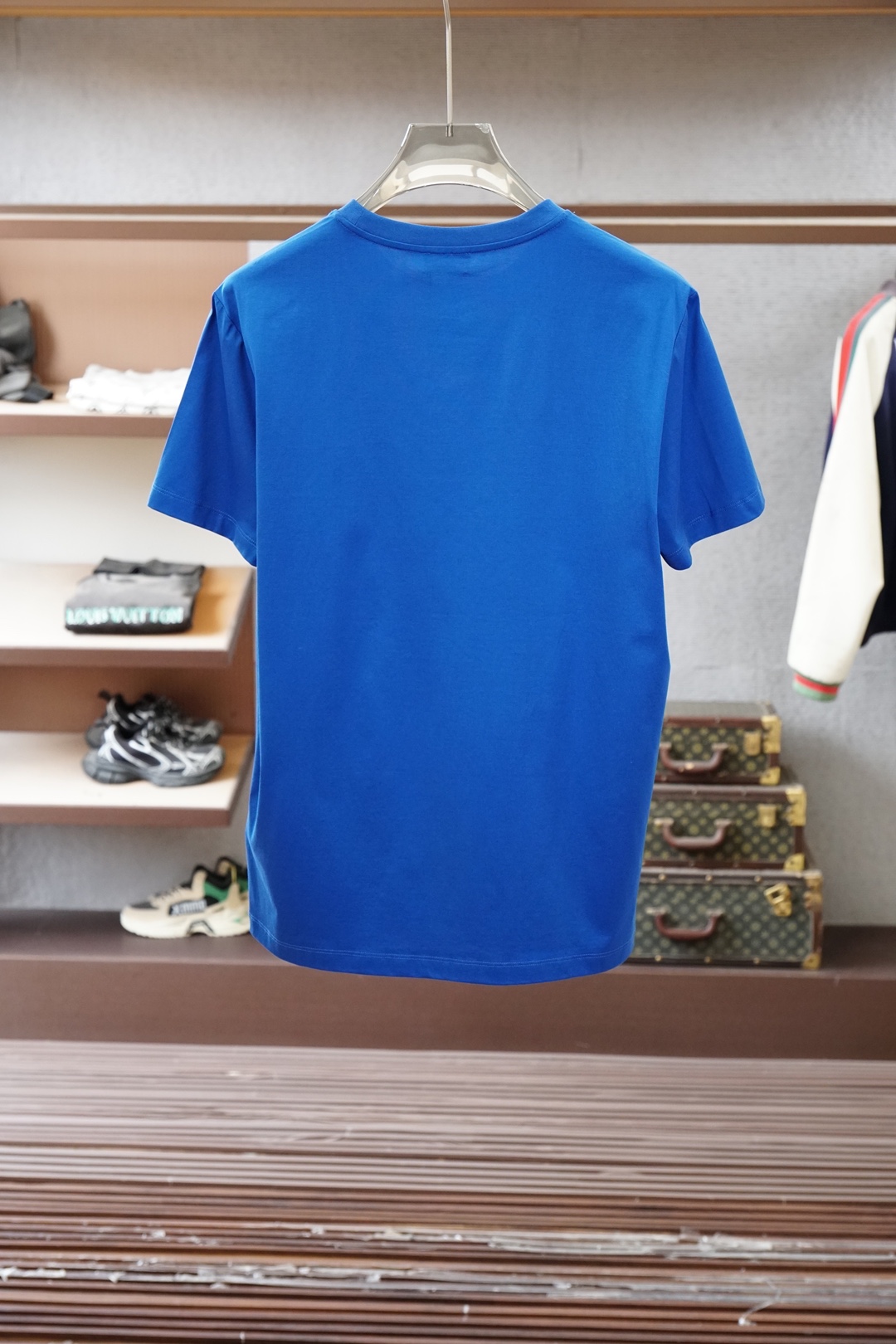 Moncler.SS26春夏新品手写印花标识短袖T恤，正面胸前品牌字样，简约又有辨识度，袖口经典刺绣徽章
