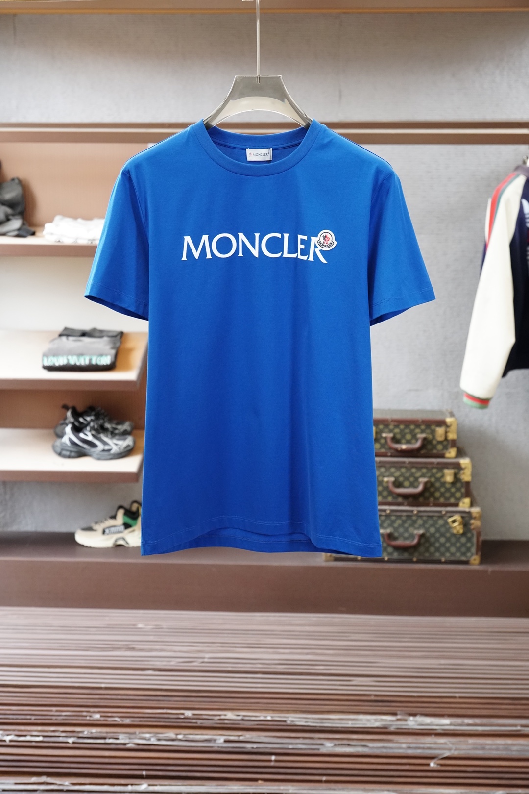 Moncler.SS26春夏新品手写印花标识短袖T恤，正面胸前品牌字样，简约又有辨识度，袖口经典刺绣徽章