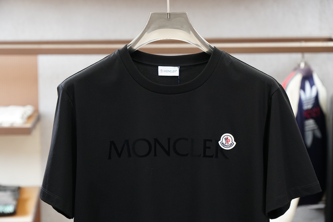 Moncler.SS26春夏新品手写印花标识短袖T恤，正面胸前品牌字样，简约又有辨识度，袖口经典刺绣徽章