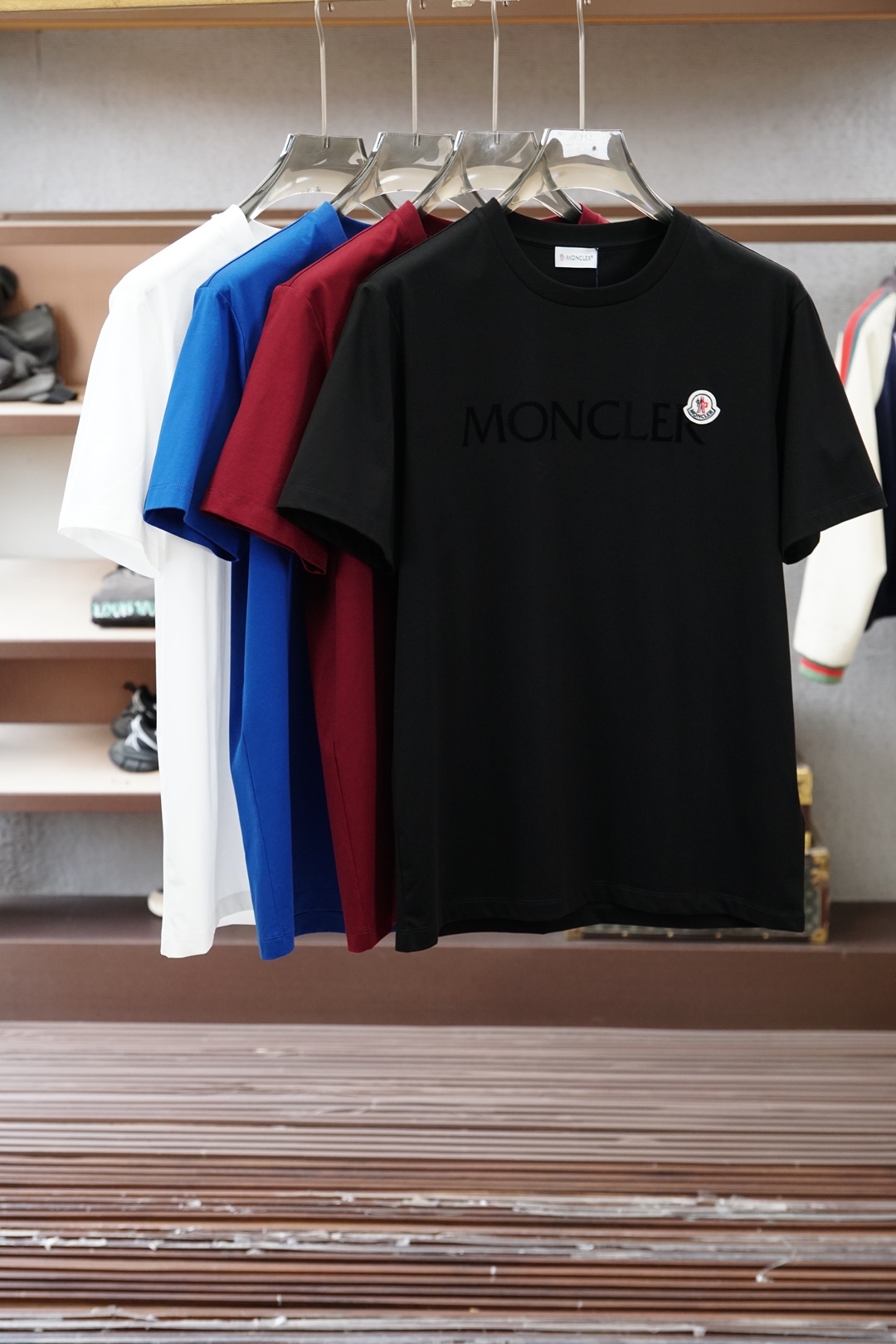 Moncler.SS26春夏新品手写印花标识短袖T恤，正面胸前品牌字样，简约又有辨识度，袖口经典刺绣徽章