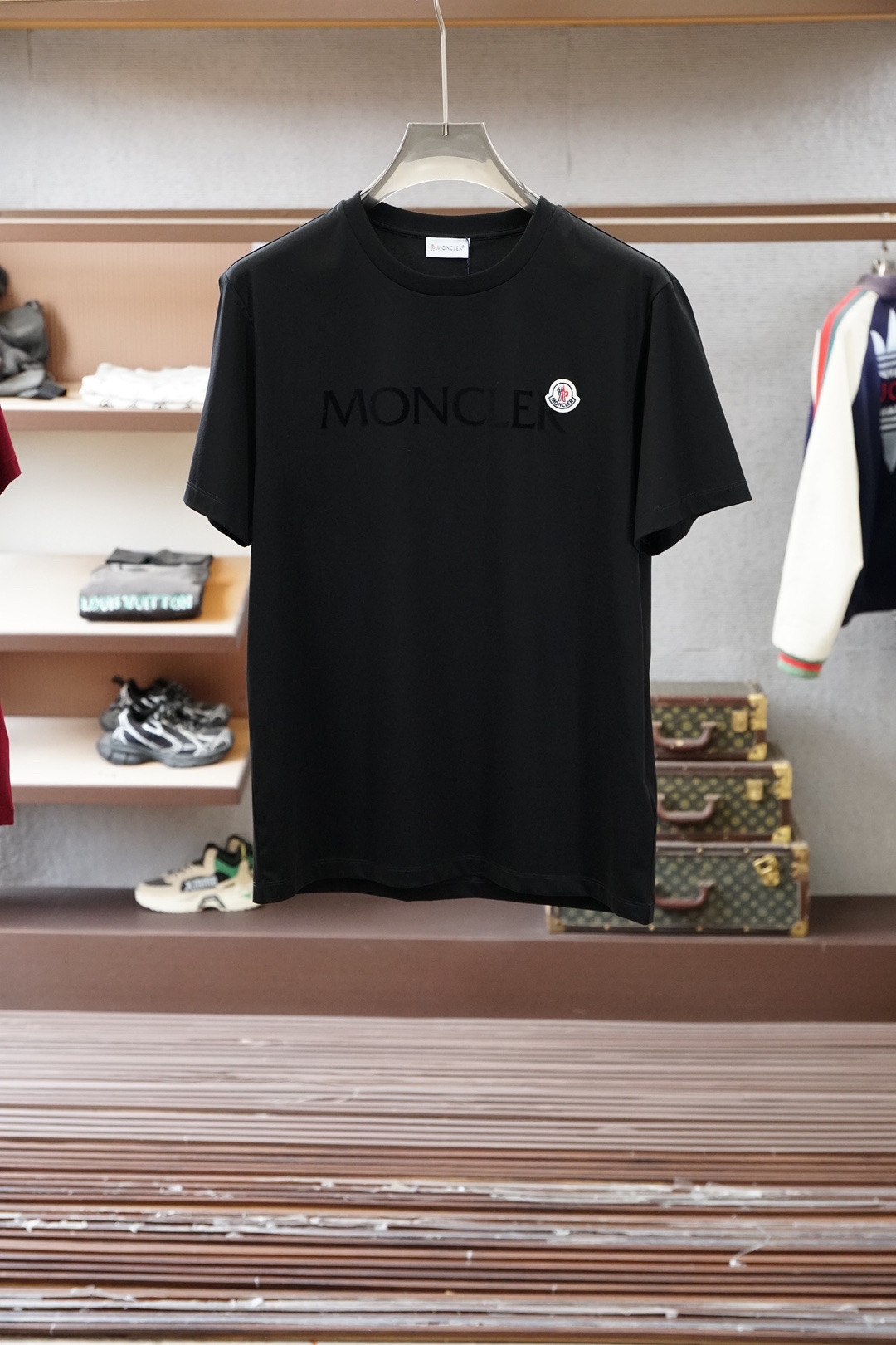 Moncler.SS26春夏新品手写印花标识短袖T恤，正面胸前品牌字样，简约又有辨识度，袖口经典刺绣徽章