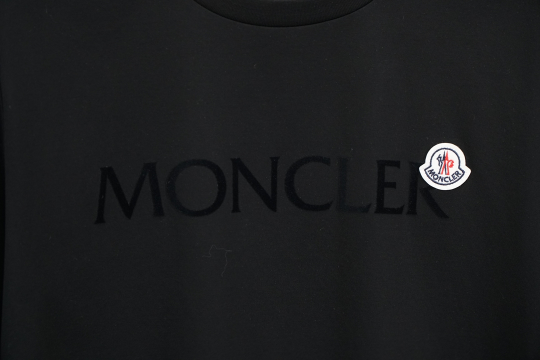 Moncler.SS26春夏新品手写印花标识短袖T恤，正面胸前品牌字样，简约又有辨识度，袖口经典刺绣徽章