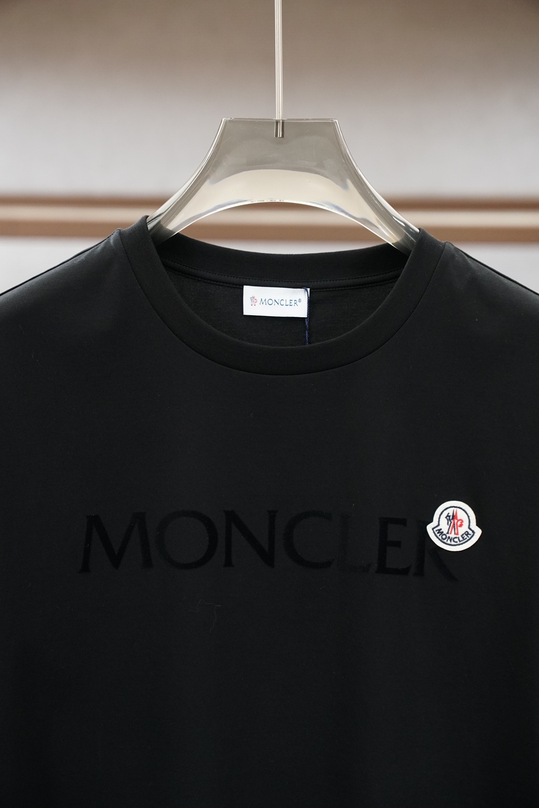 Moncler.SS26春夏新品手写印花标识短袖T恤，正面胸前品牌字样，简约又有辨识度，袖口经典刺绣徽章