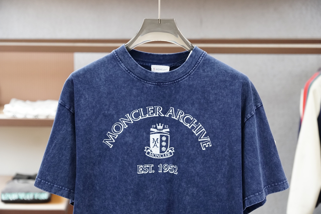 蒙口/Moncler.SS26春夏新款复古效果印花标识短袖T恤，正面“Moncler Archive E