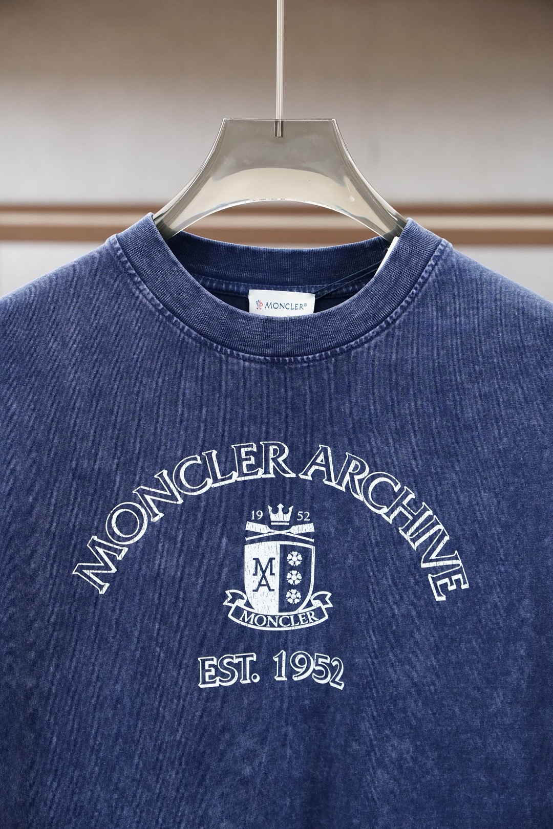 蒙口/Moncler.SS26春夏新款复古效果印花标识短袖T恤，正面“Moncler Archive E