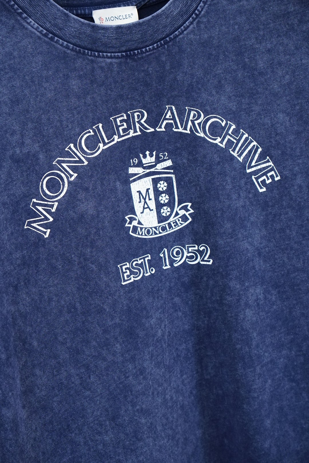 蒙口/Moncler.SS26春夏新款复古效果印花标识短袖T恤，正面“Moncler Archive E