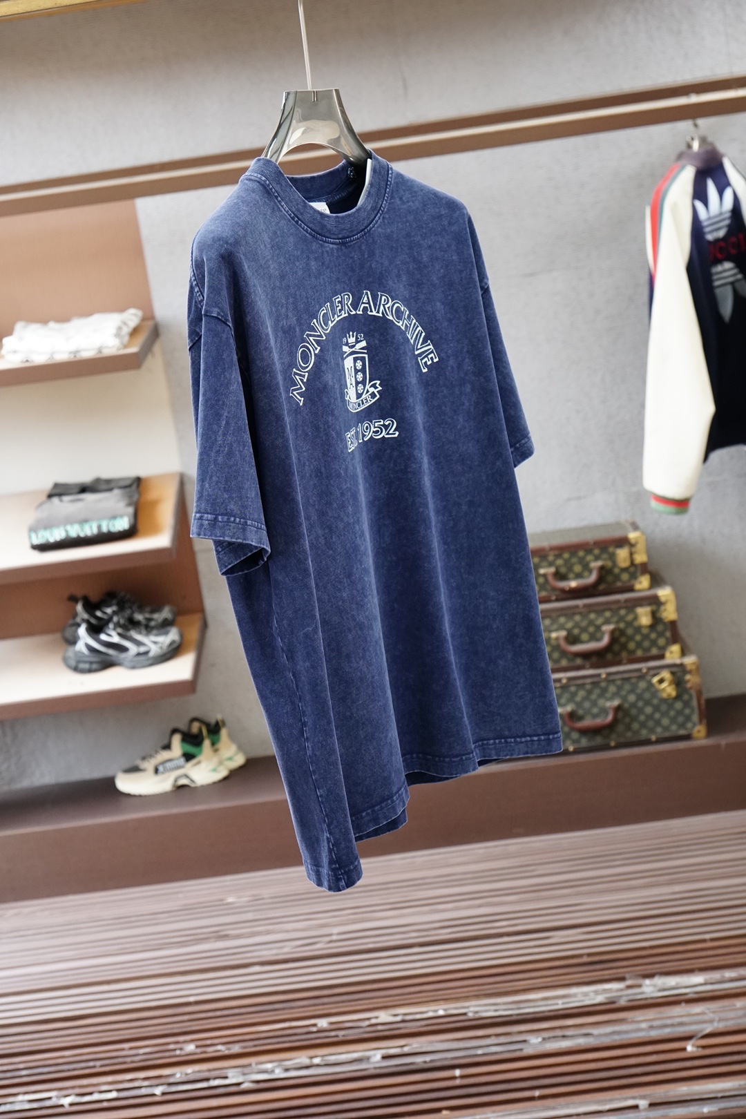 蒙口/Moncler.SS26春夏新款复古效果印花标识短袖T恤，正面“Moncler Archive E