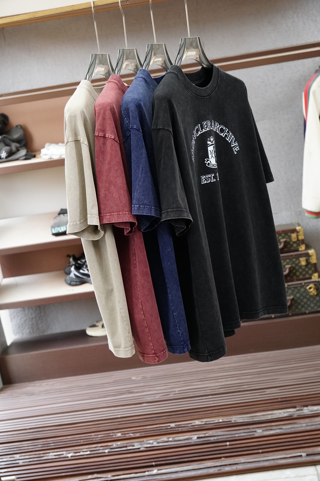 蒙口/Moncler.SS26春夏新款复古效果印花标识短袖T恤，正面“Moncler Archive E