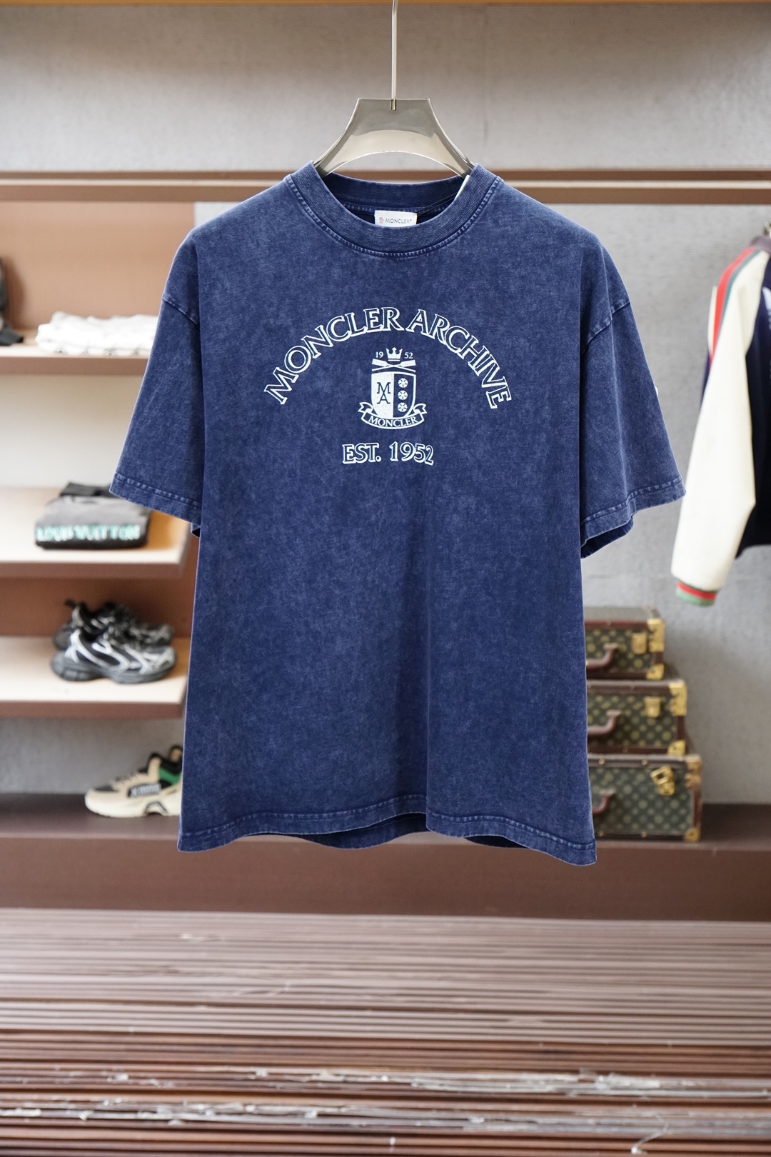 蒙口/Moncler.SS26春夏新款复古效果印花标识短袖T恤，正面“Moncler Archive E