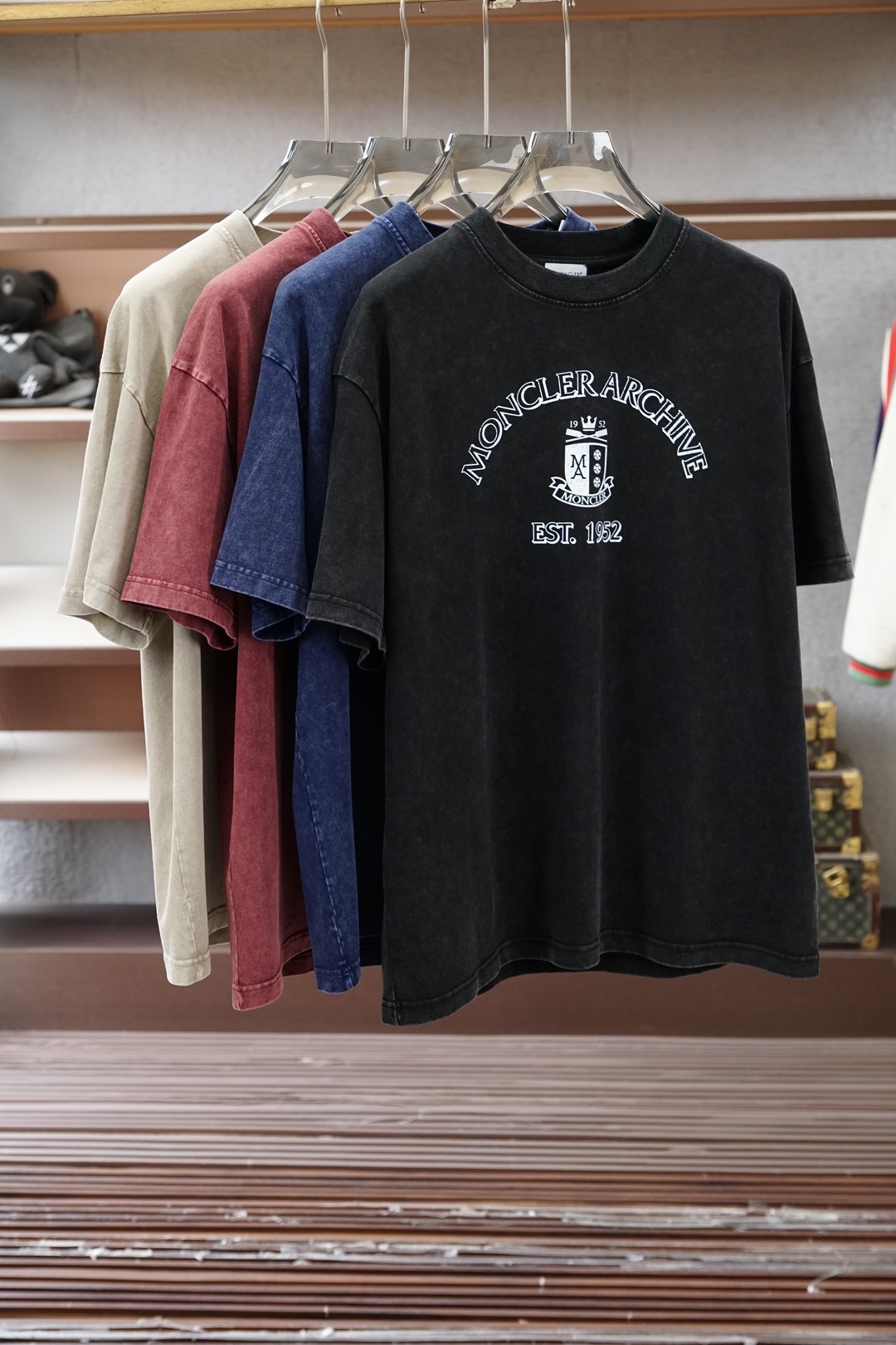 蒙口/Moncler.SS26春夏新款复古效果印花标识短袖T恤，正面“Moncler Archive E