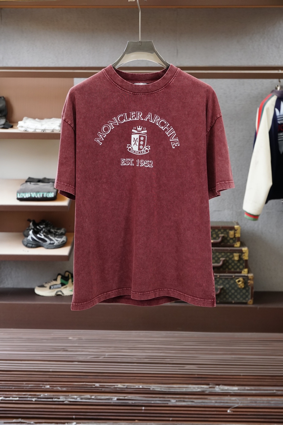 蒙口/Moncler.SS26春夏新款复古效果印花标识短袖T恤，正面“Moncler Archive E