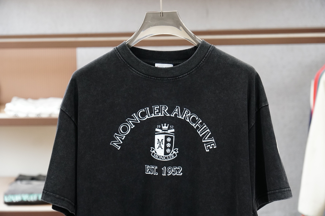 蒙口/Moncler.SS26春夏新款复古效果印花标识短袖T恤，正面“Moncler Archive E