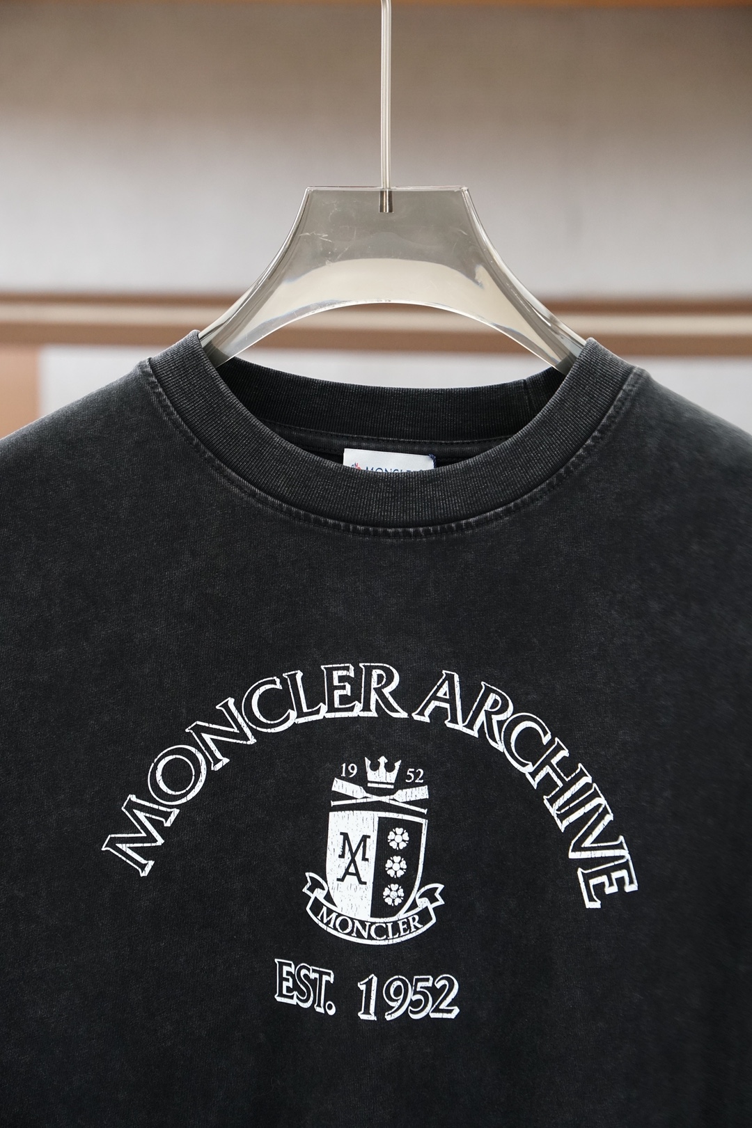 蒙口/Moncler.SS26春夏新款复古效果印花标识短袖T恤，正面“Moncler Archive E