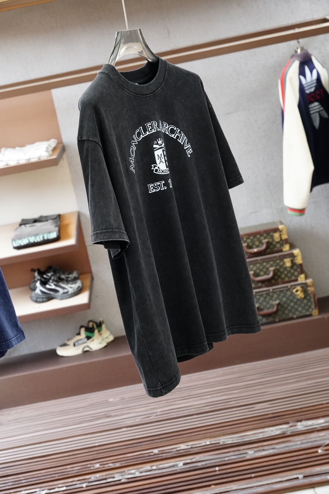 蒙口/Moncler.SS26春夏新款复古效果印花标识短袖T恤，正面“Moncler Archive E