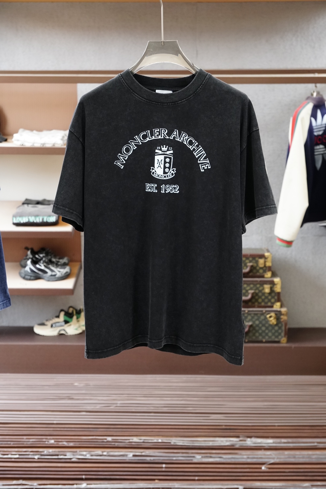 蒙口/Moncler.SS26春夏新款复古效果印花标识短袖T恤，正面“Moncler Archive E