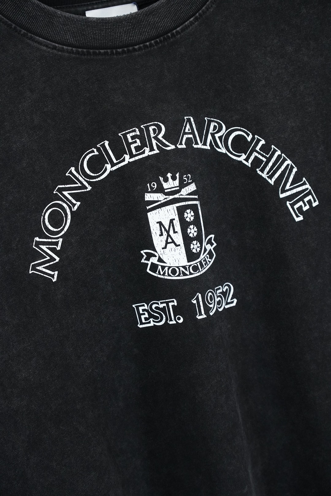 蒙口/Moncler.SS26春夏新款复古效果印花标识短袖T恤，正面“Moncler Archive E