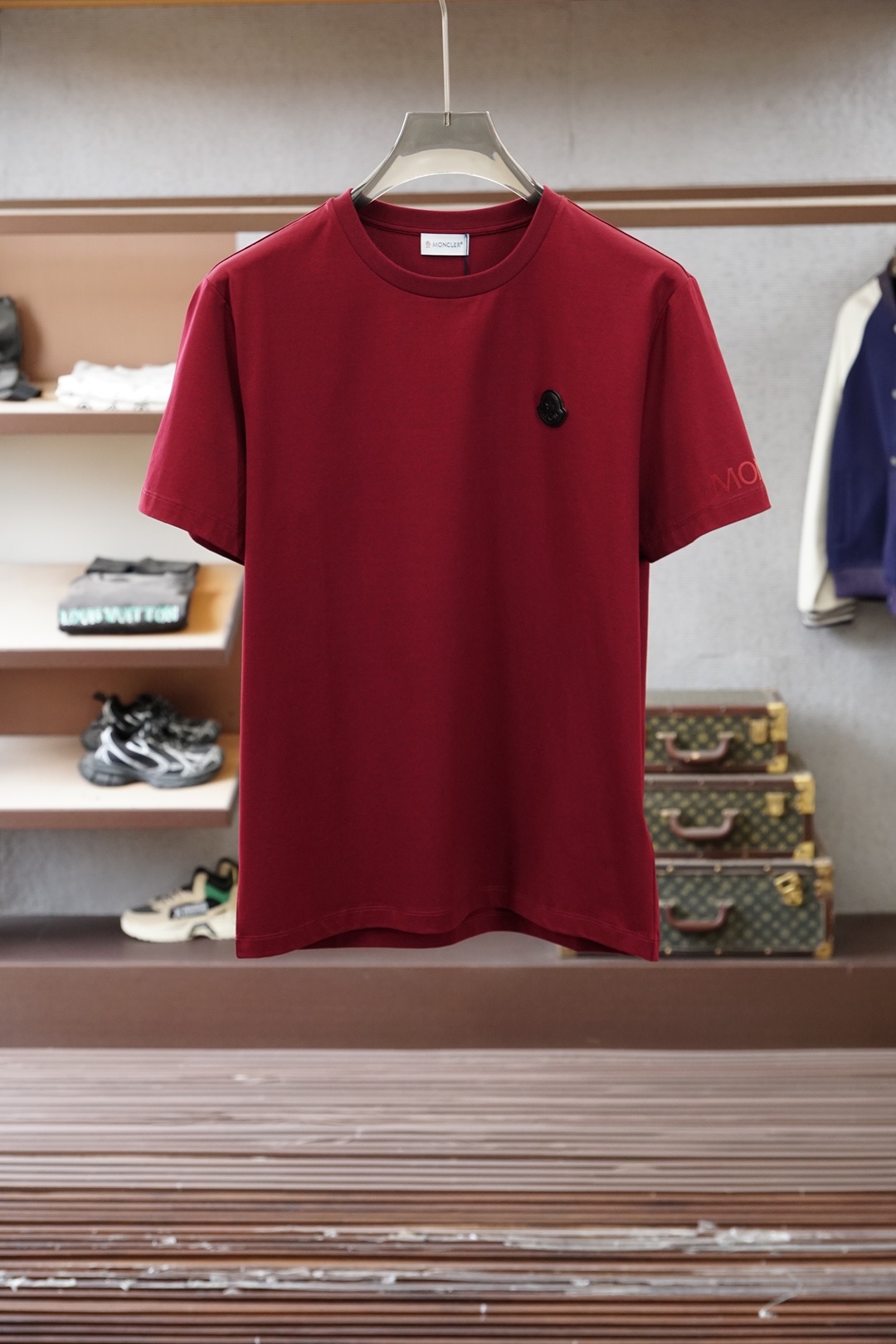 蒙口/Mon&cler.SS26春夏新品皮革徽章&字母植绒印花标识短袖T恤，正面胸前左侧饰皮革徽标、左袖
