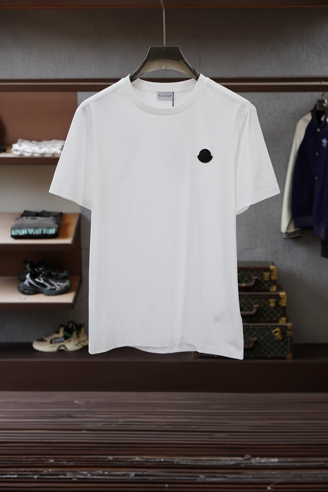蒙口/Mon&cler.SS26春夏新品皮革徽章&字母植绒印花标识短袖T恤，正面胸前左侧饰皮革徽标、左袖