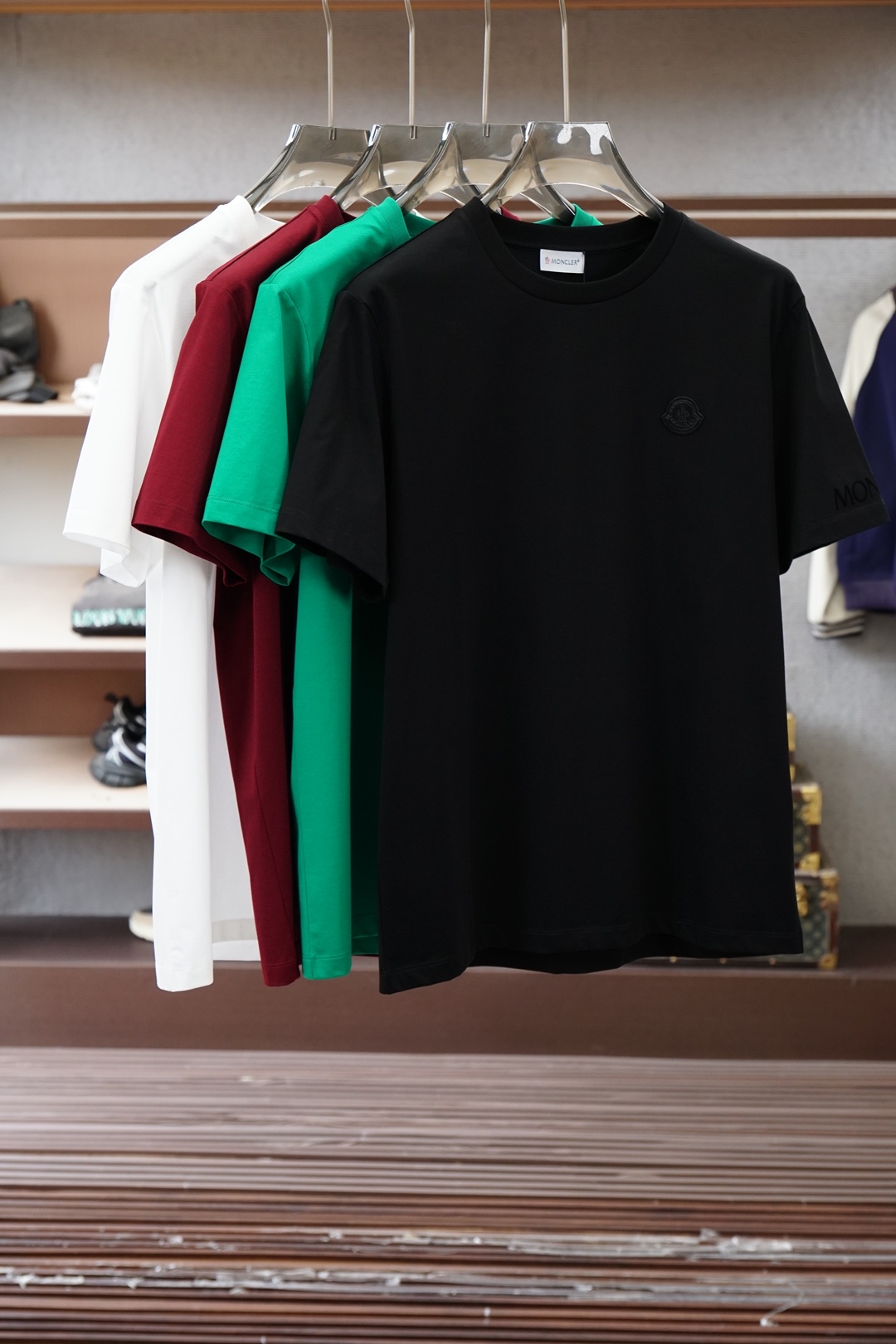 蒙口/Mon&cler.SS26春夏新品皮革徽章&字母植绒印花标识短袖T恤，正面胸前左侧饰皮革徽标、左袖