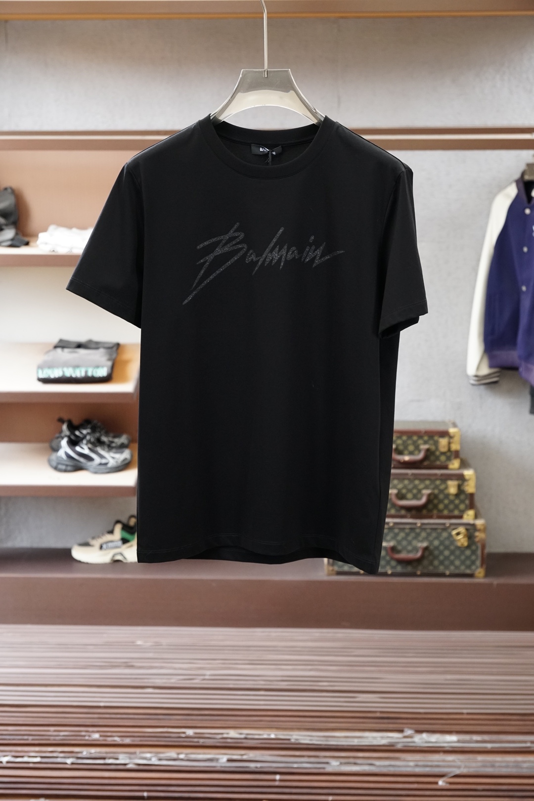 巴尔曼/SS26春夏新品字母徽标印华短袖T恤，正面采用丝网印花工艺融入 巴尔曼字母徽标设计，彰显品牌辨识